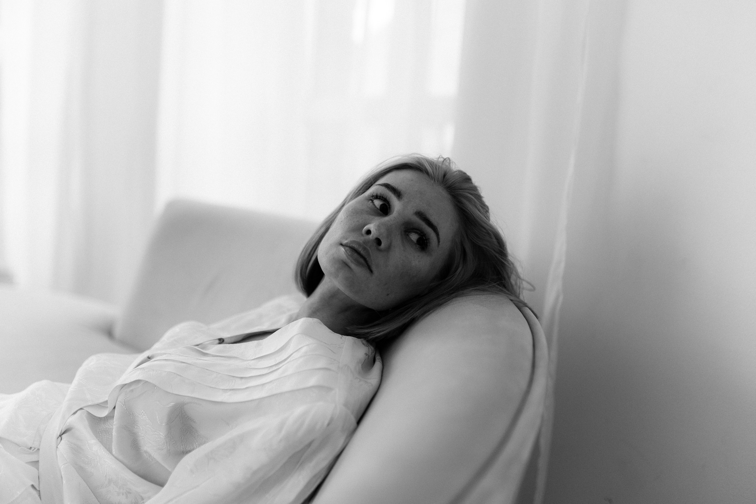 Девушка в ванне с прозрачной водой