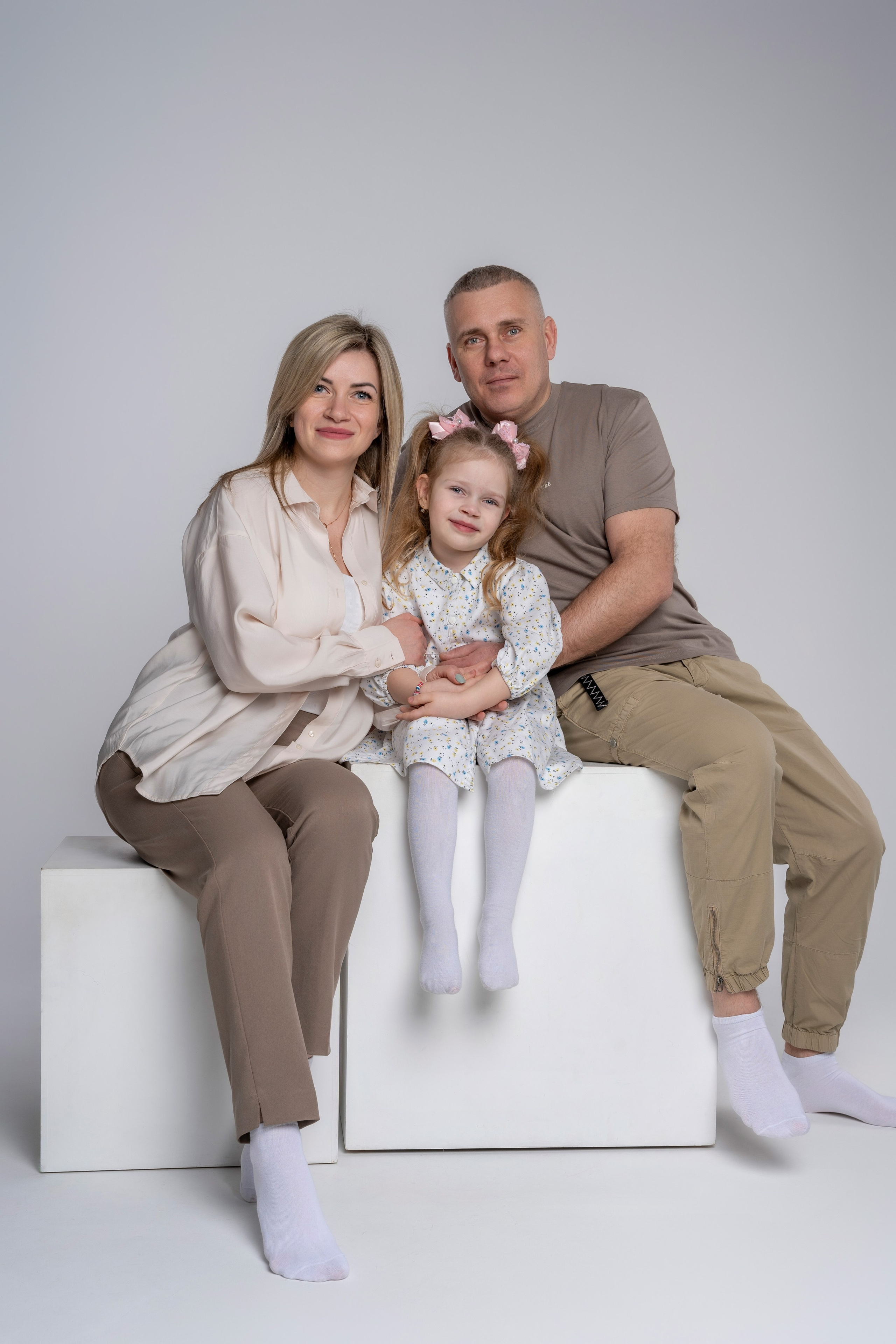 Семейные фотосессии на циклораме.Белом фоне. Профессиональный фотограф Ковалева Олеся