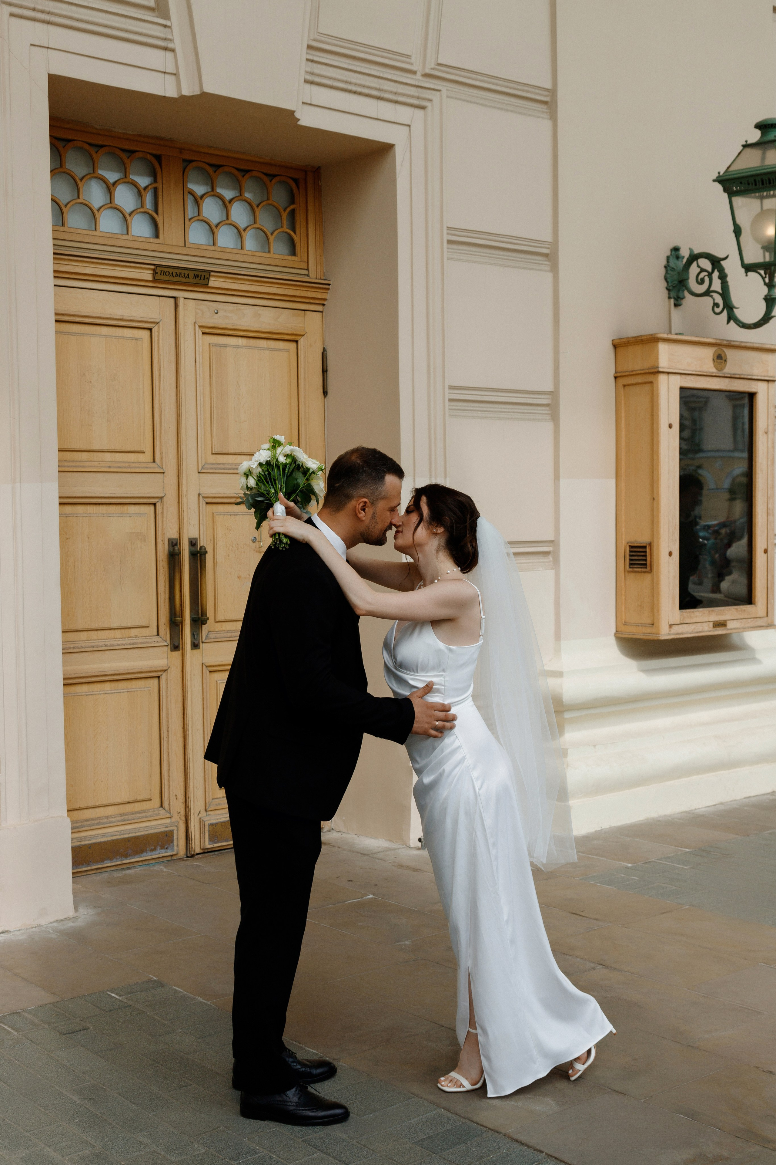 Свадебная фотосессия около Большого Театра. Фотограф Александра Сыщенко
