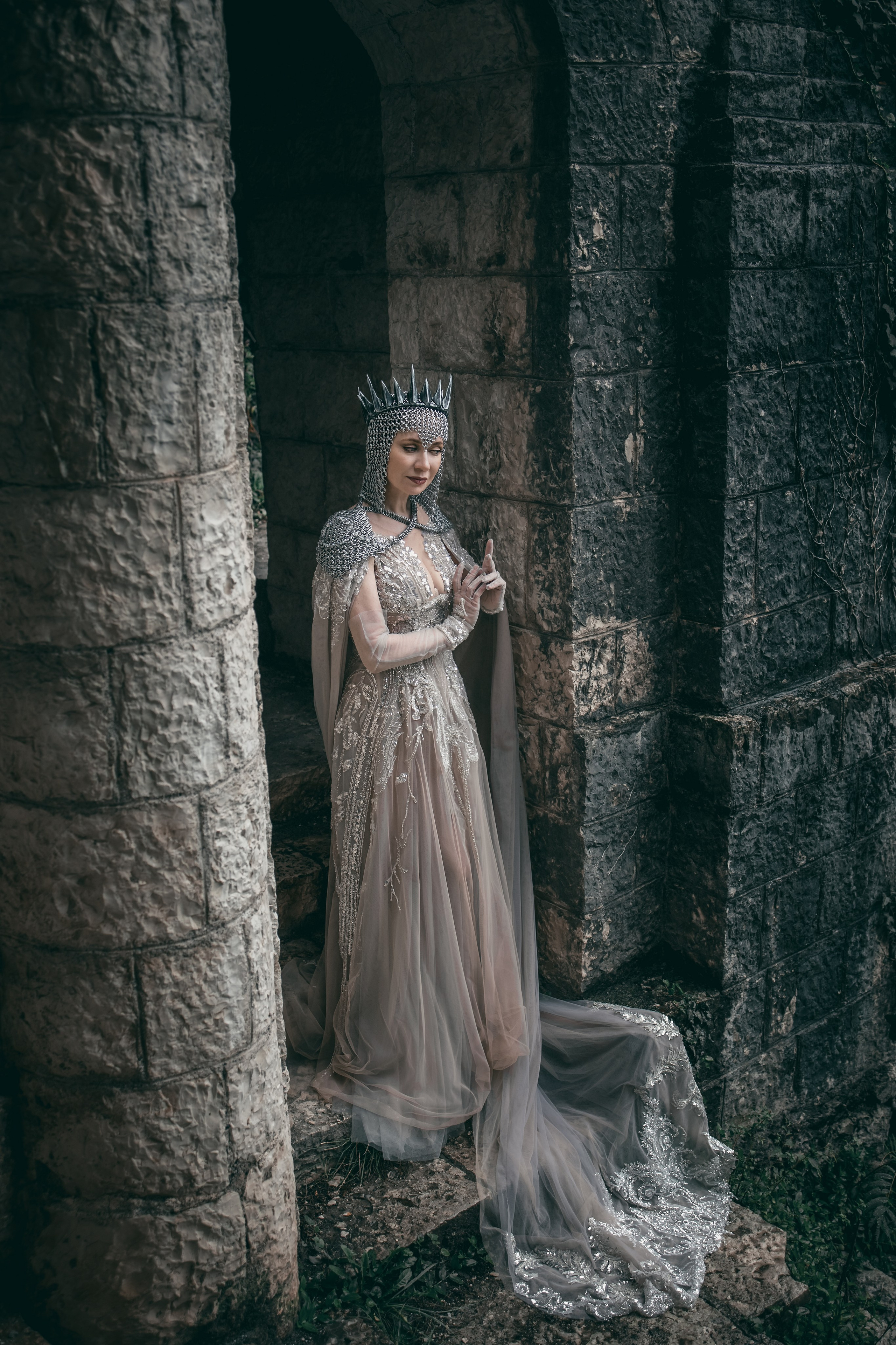 Индивидуальная художественная женская арт фотосессия в замке в абхазии в москве косплей корона костюм от кутюрье сказочное платье 
