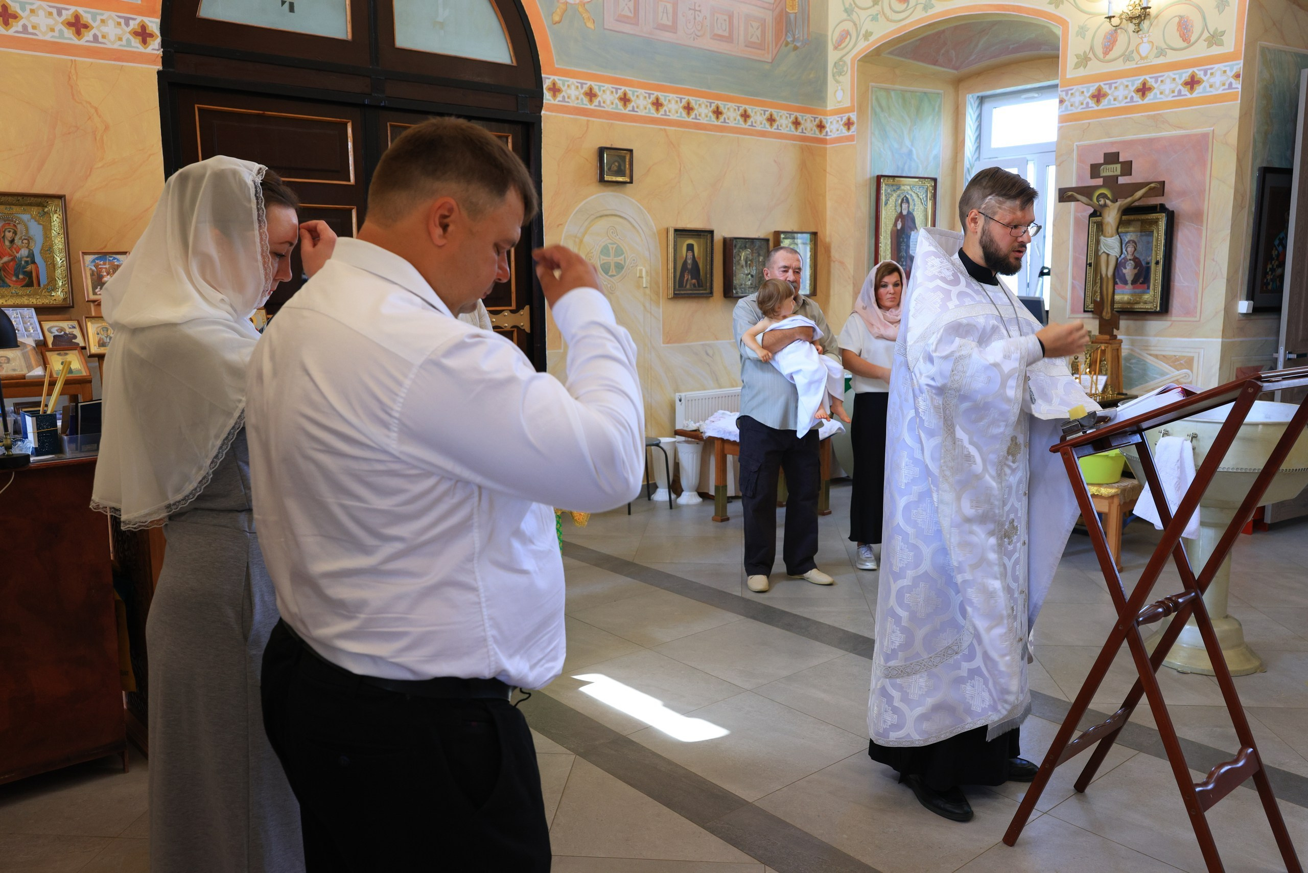 Крещение в храме храме св. Николая Угодника. Репортаж, пример без обработки. Фотограф в Туле Крупский АнДРей. Фотостудия «КАДР71» в Туле