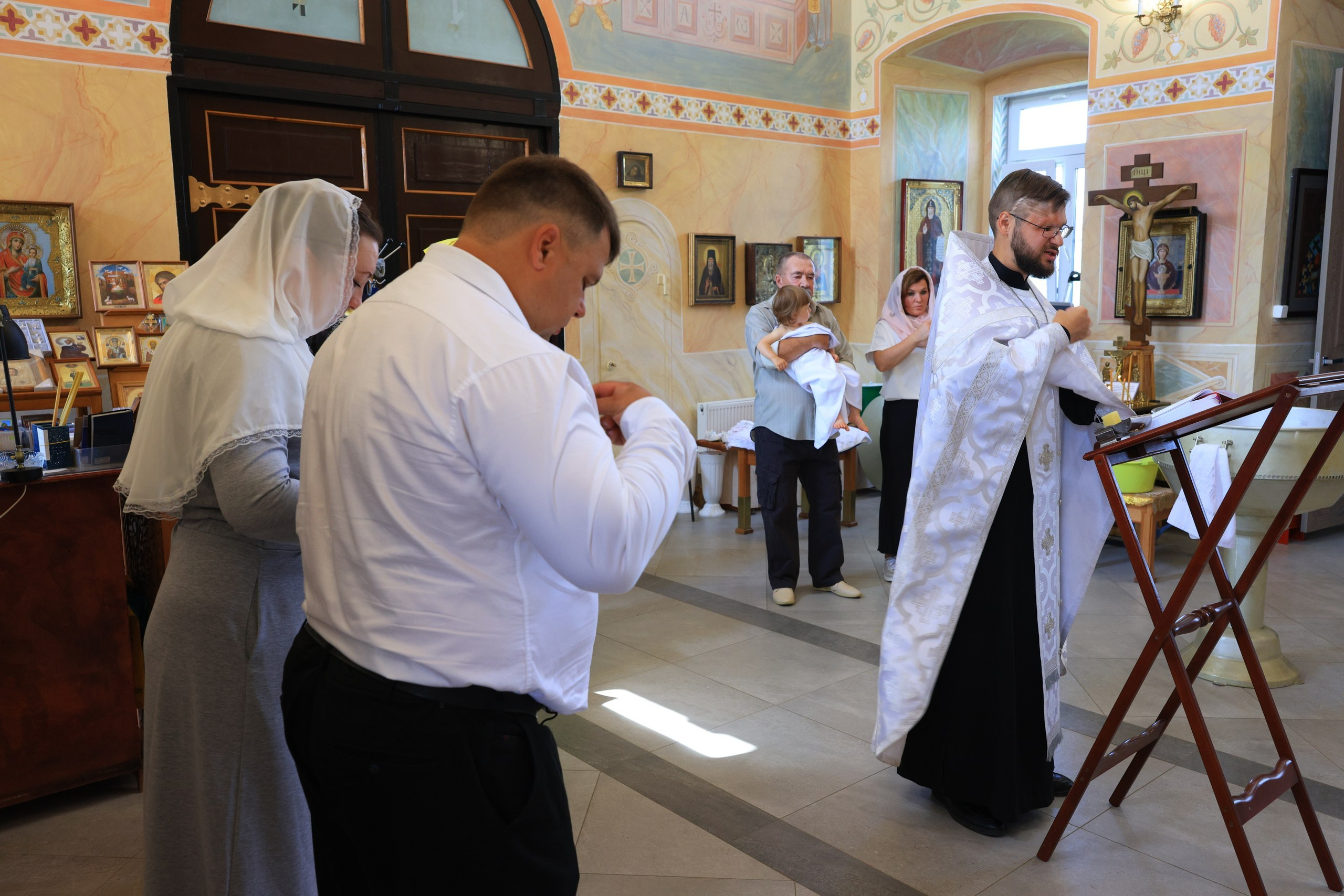 Крещение в храме храме св. Николая Угодника. Репортаж, пример без обработки. Фотограф в Туле Крупский АнДРей. Фотостудия «КАДР71» в Туле