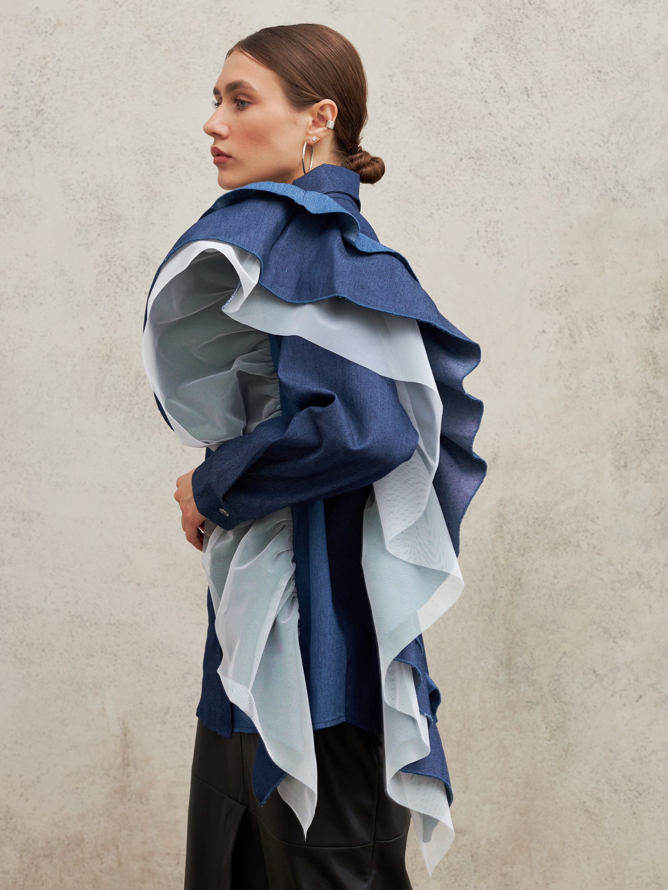 Фотосъемка рубашек с воланами Екатеринбург Wildberries ВБ Ozon Озон фотосессия одежды Екб заказать цена фотосъемка товара WB блузки Екб. Фотограф Екатеринбург Анастасия Жерновская | Маркетплейсы и нейрофото