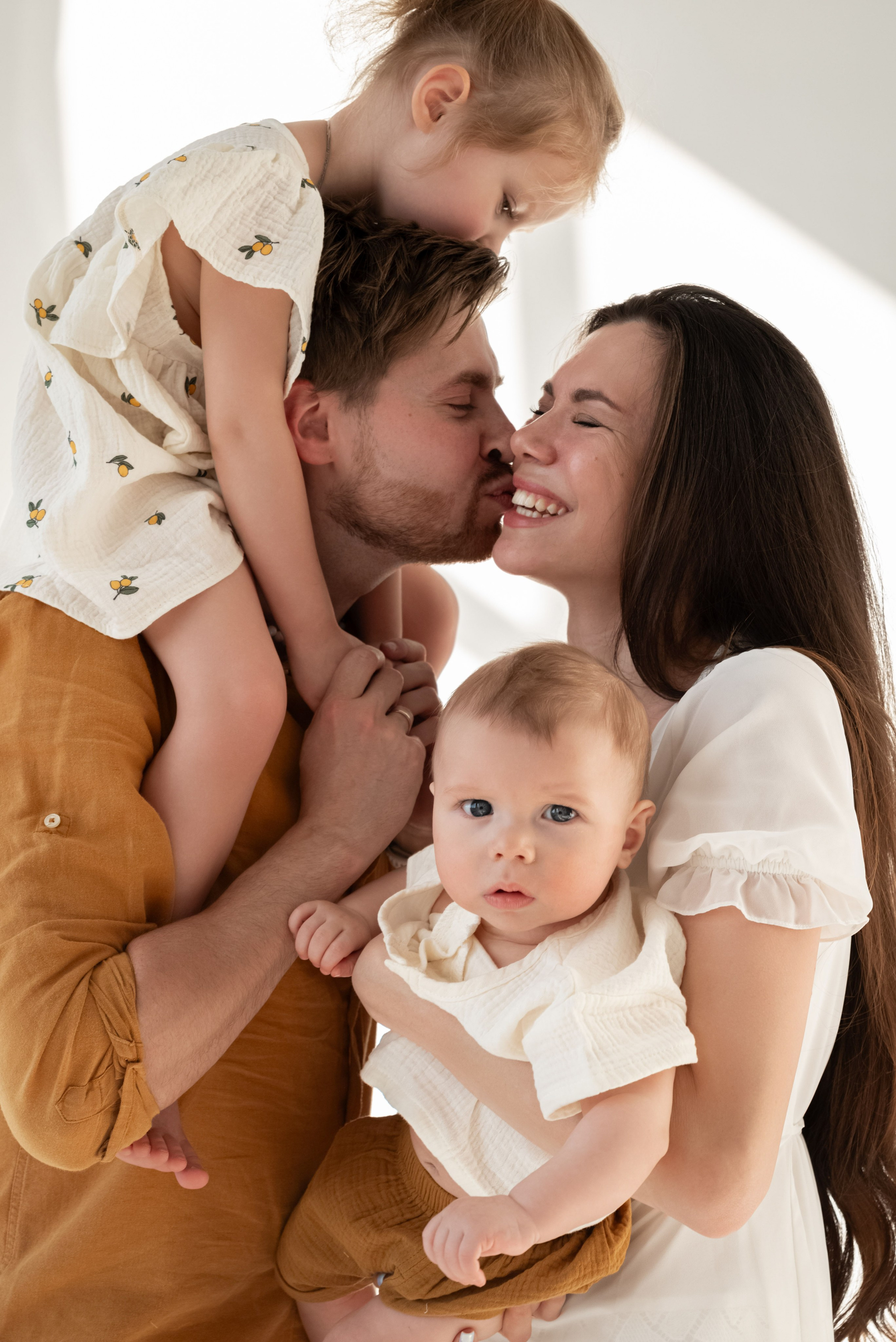 Сергеевы семейная студийная фотосессия. Профессиональный фотограф в Твери Иванова Юлия