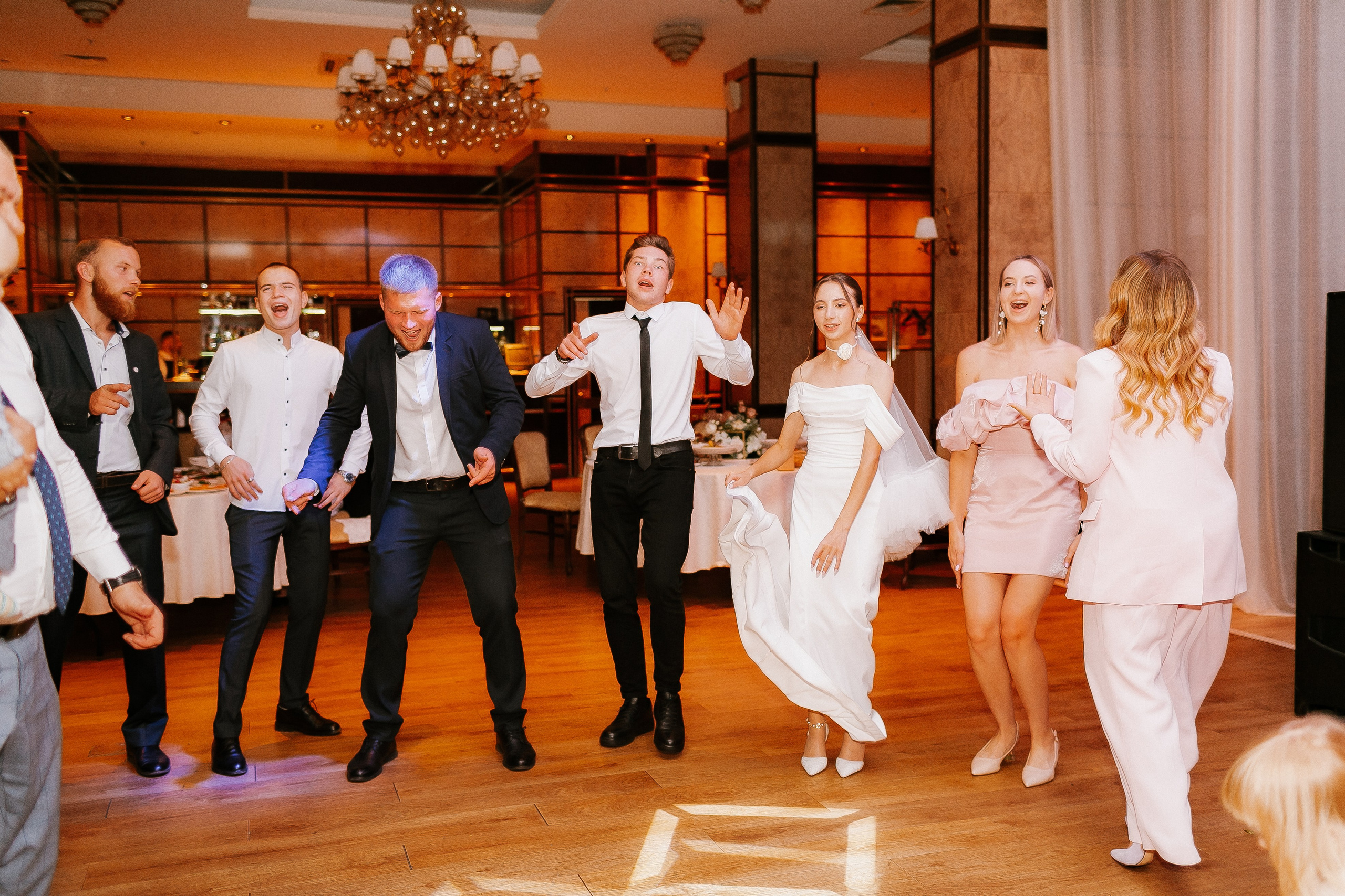 Свадебная осенняя фотосессия Ивана и Лидии в городе. Свадебный и репортажный фотограф в Ярославле и Санкт-Петербурге Роман Микрюков