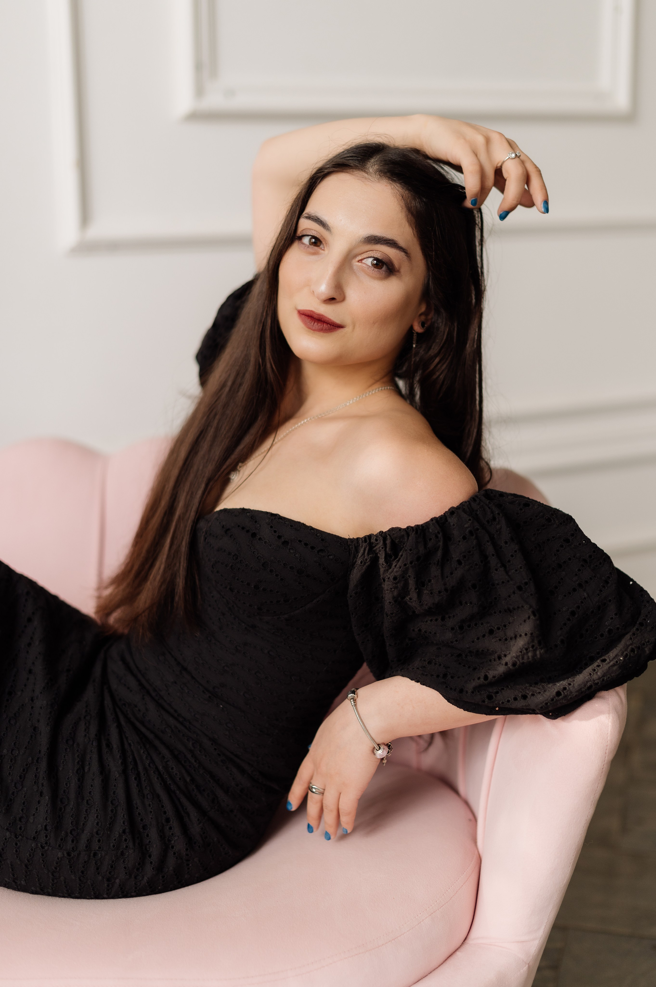 портрет девушки в классическом интерьере