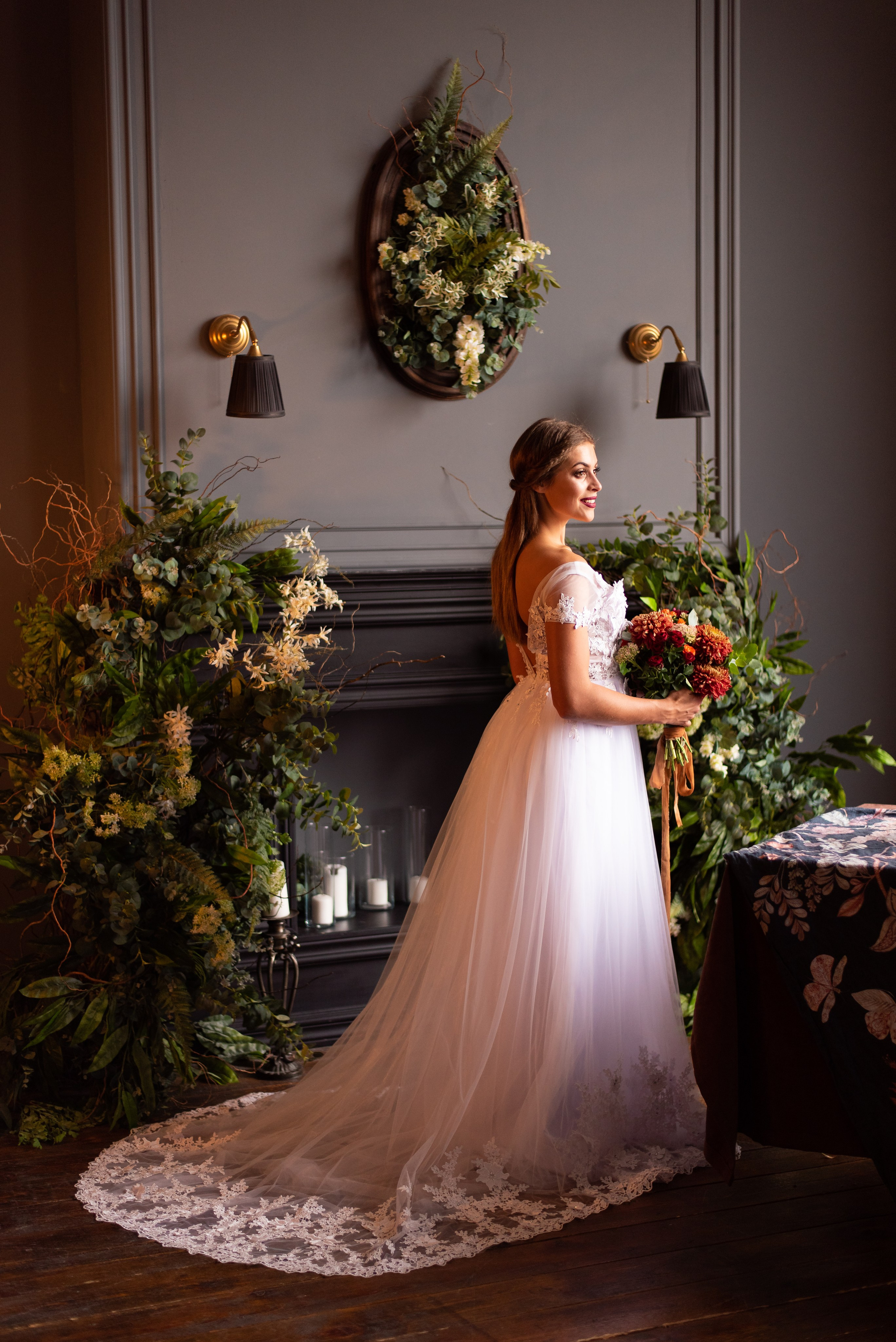 Невеста в длинном платье на фоне темной стены в Краснодаре