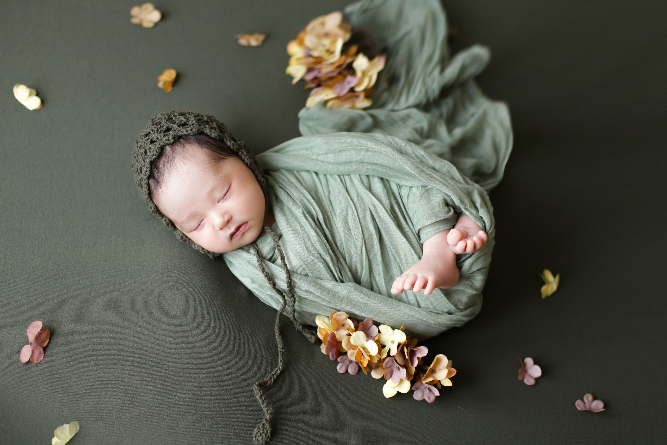 Фотосессия новорожденных в лепестках