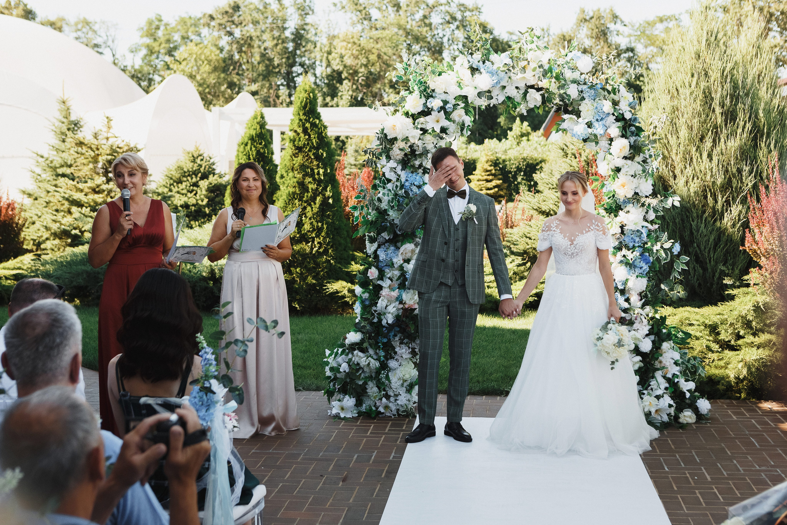 Фотография выездной регистрации в свадебный день Виктора и Анастасии в замечательном месте – Голден Хорс в Таганроге. Молодожены обмениваются клятвами под открытым небом, окруженные красотой природы и умиротворяющей атмосферой.