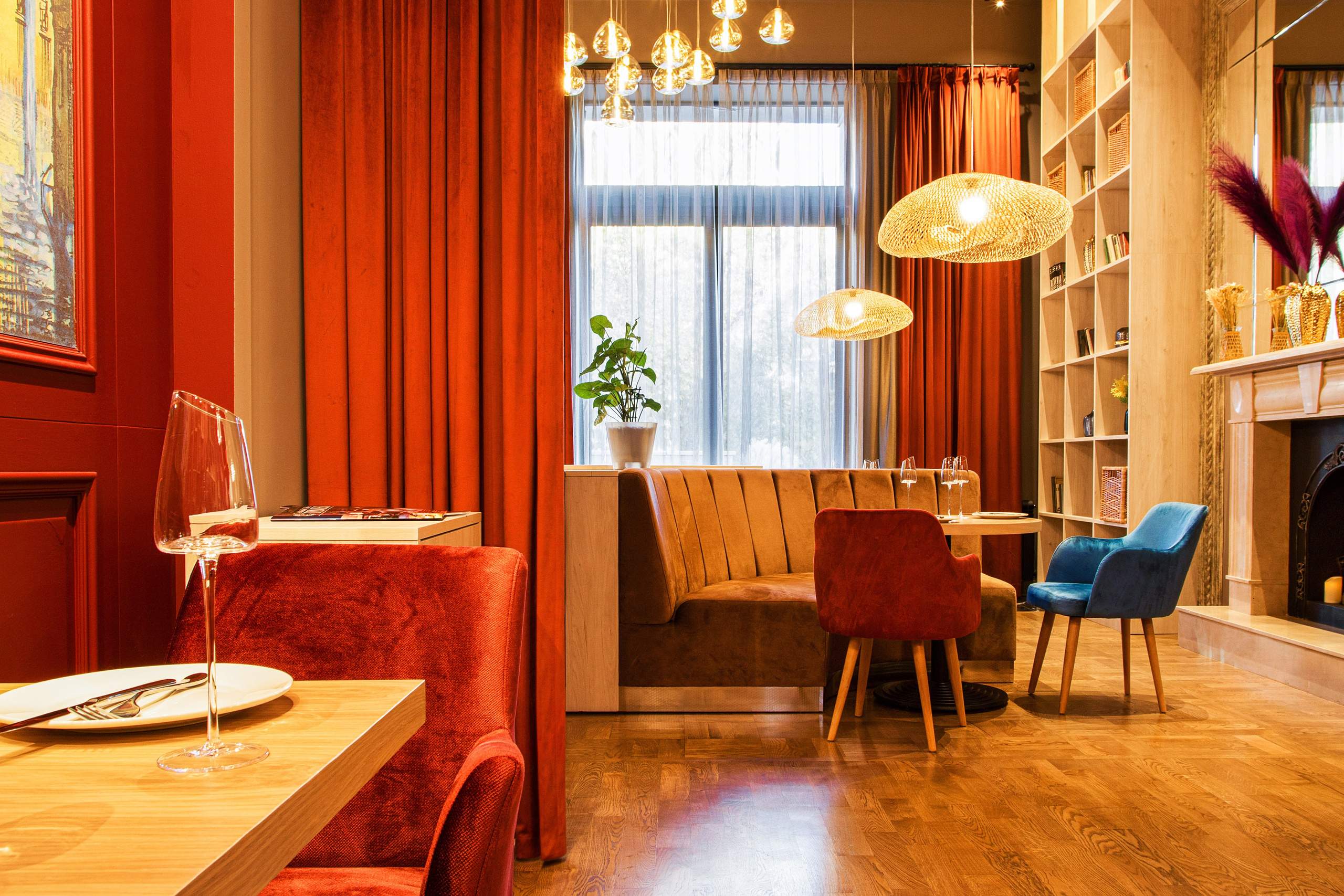 Профессиональная интерьерная фотография ресторана в Алматы