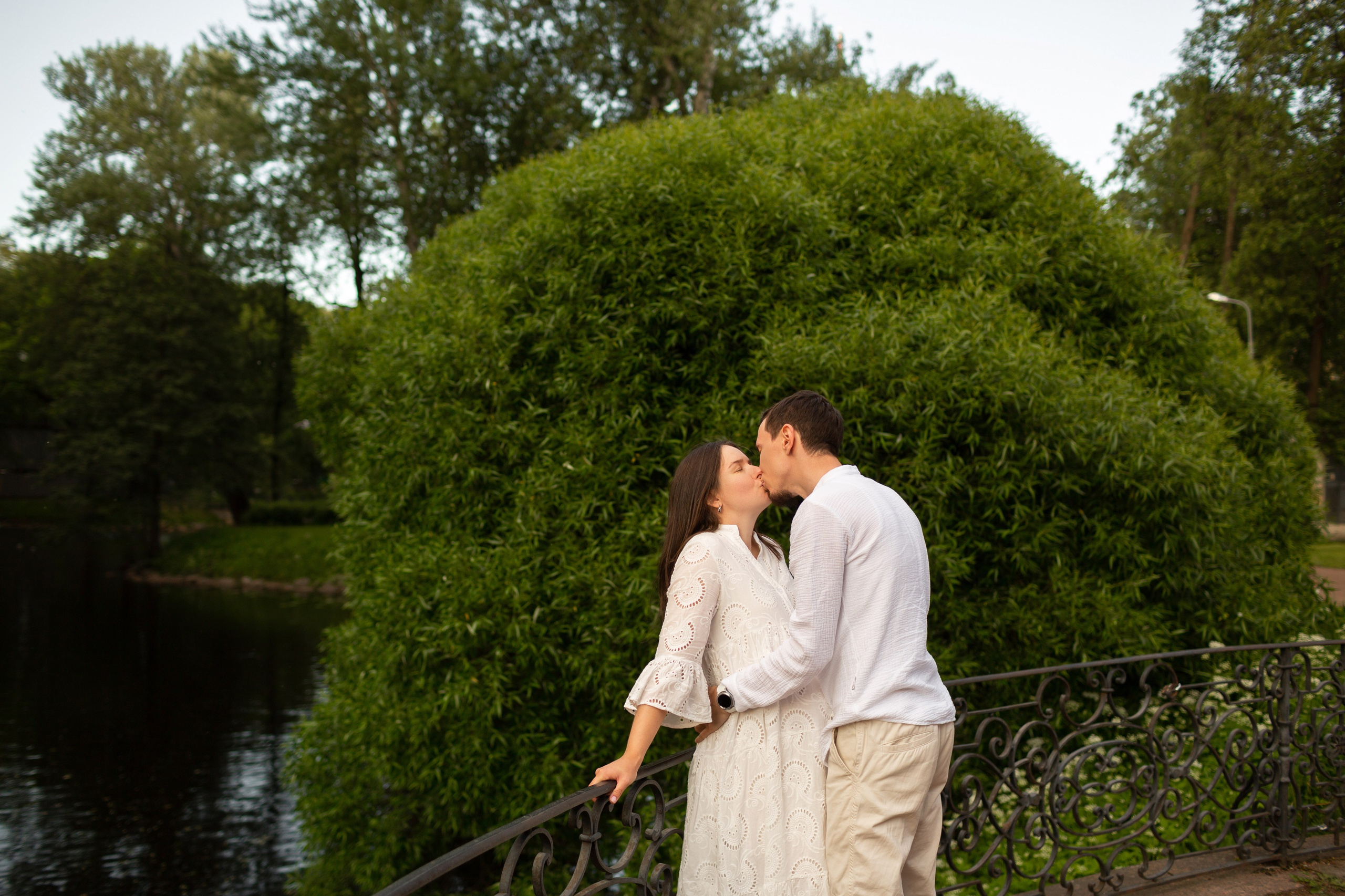 Романтичные объятия пары в саду.