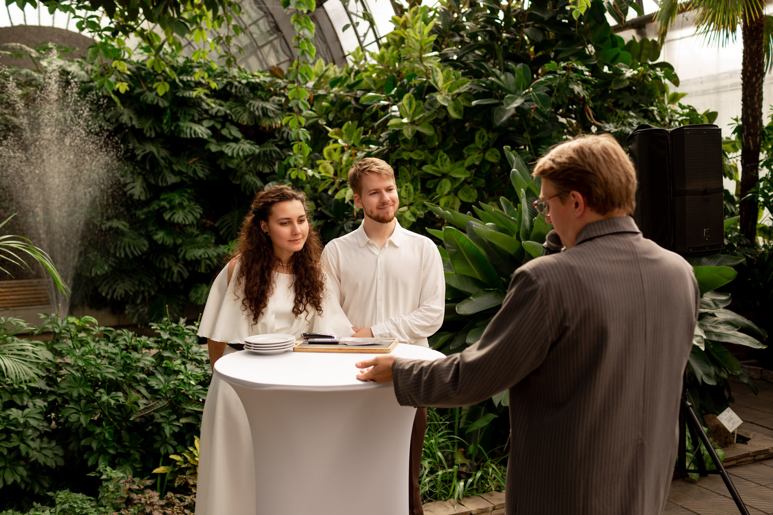 Выездная регистрация в Оранжерее Таврического сада. Свадебный фотограф Кирилл Белый