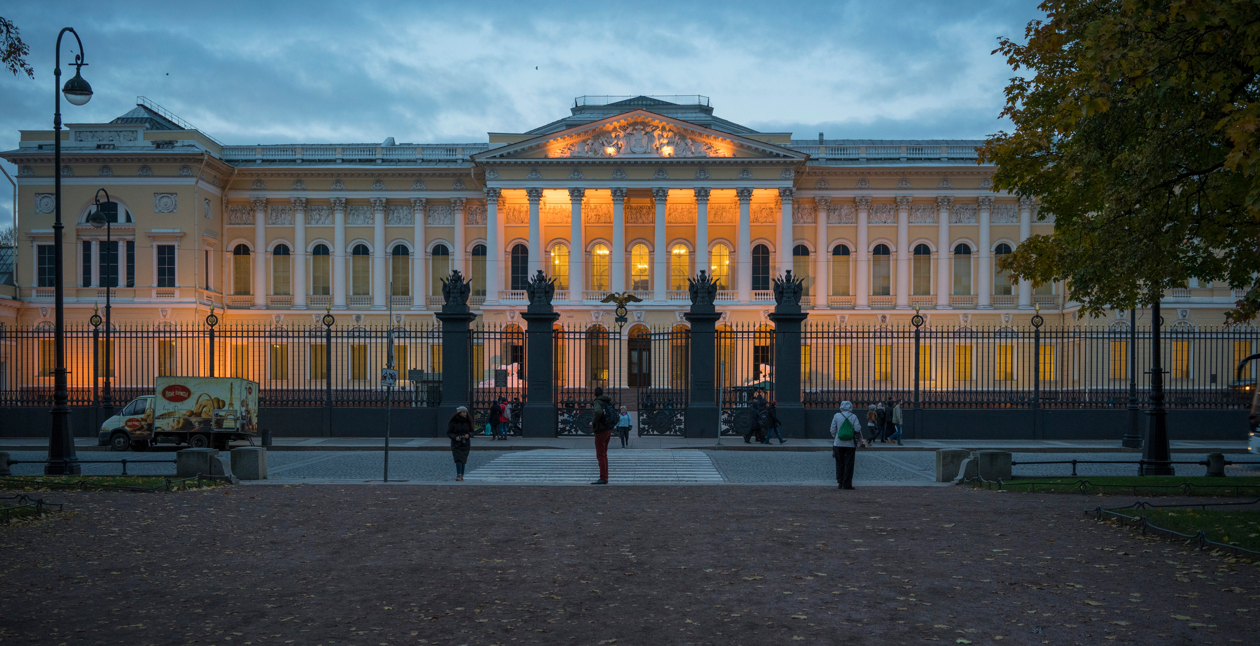 Питер. Парадные (октябрь 2017). Фотограф Сергей Танков