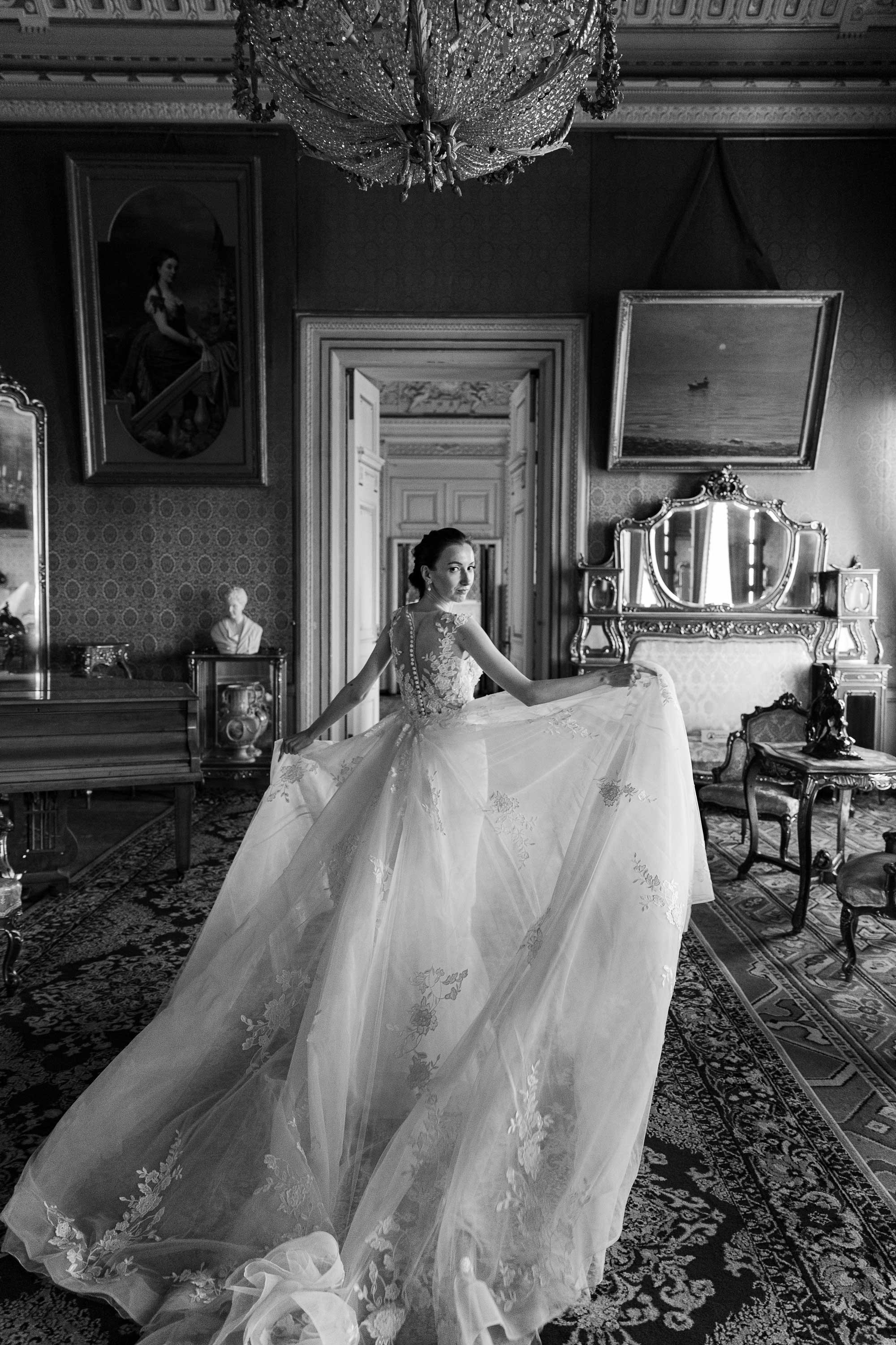 Невеста в золотой гостиной Дворца великого князя Владимира Александровича