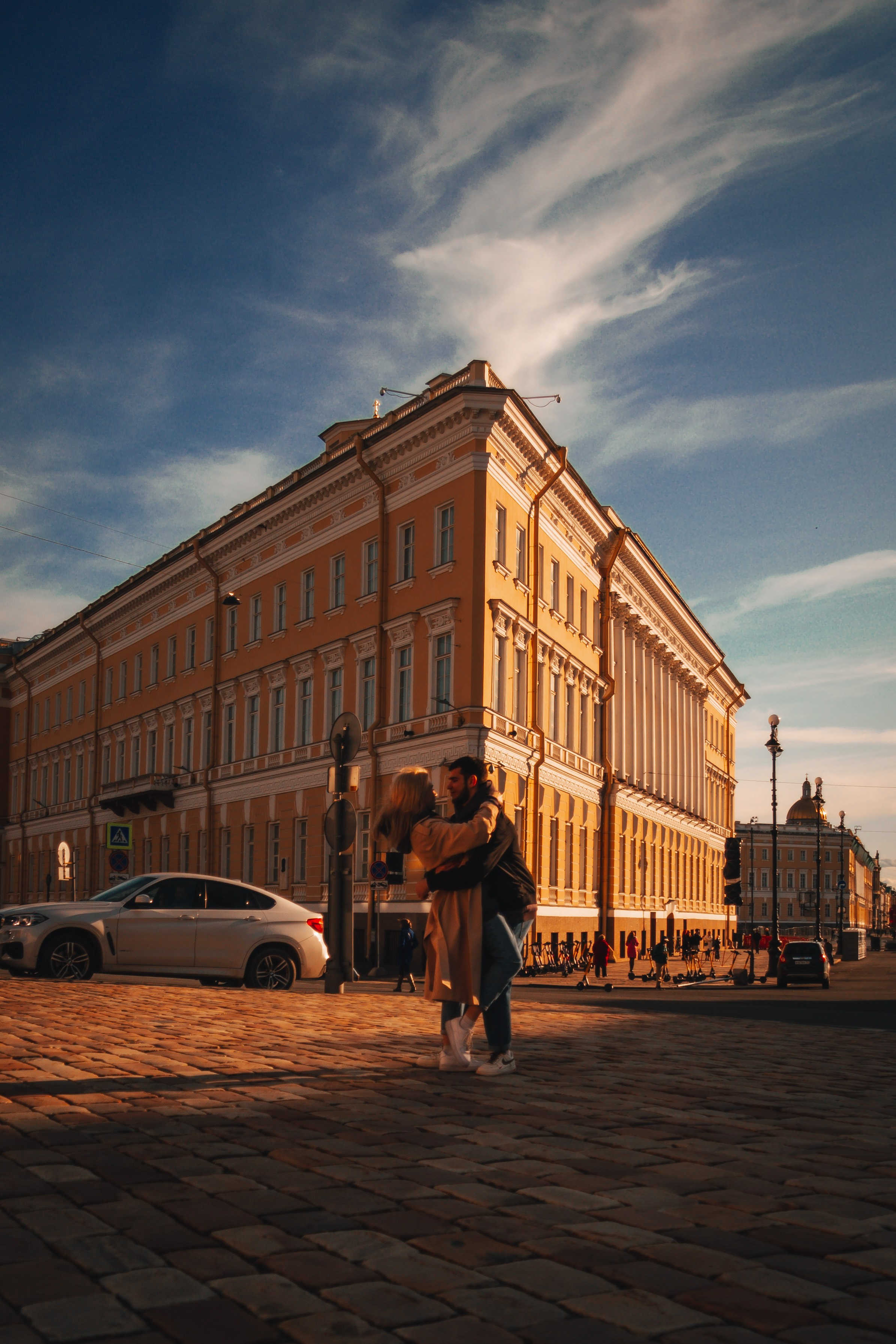 Солнце на дворцовой площади, прогулка влюблённых в золотой час в СПБ, поцелуи на мосту в Санкт-Петербурге 