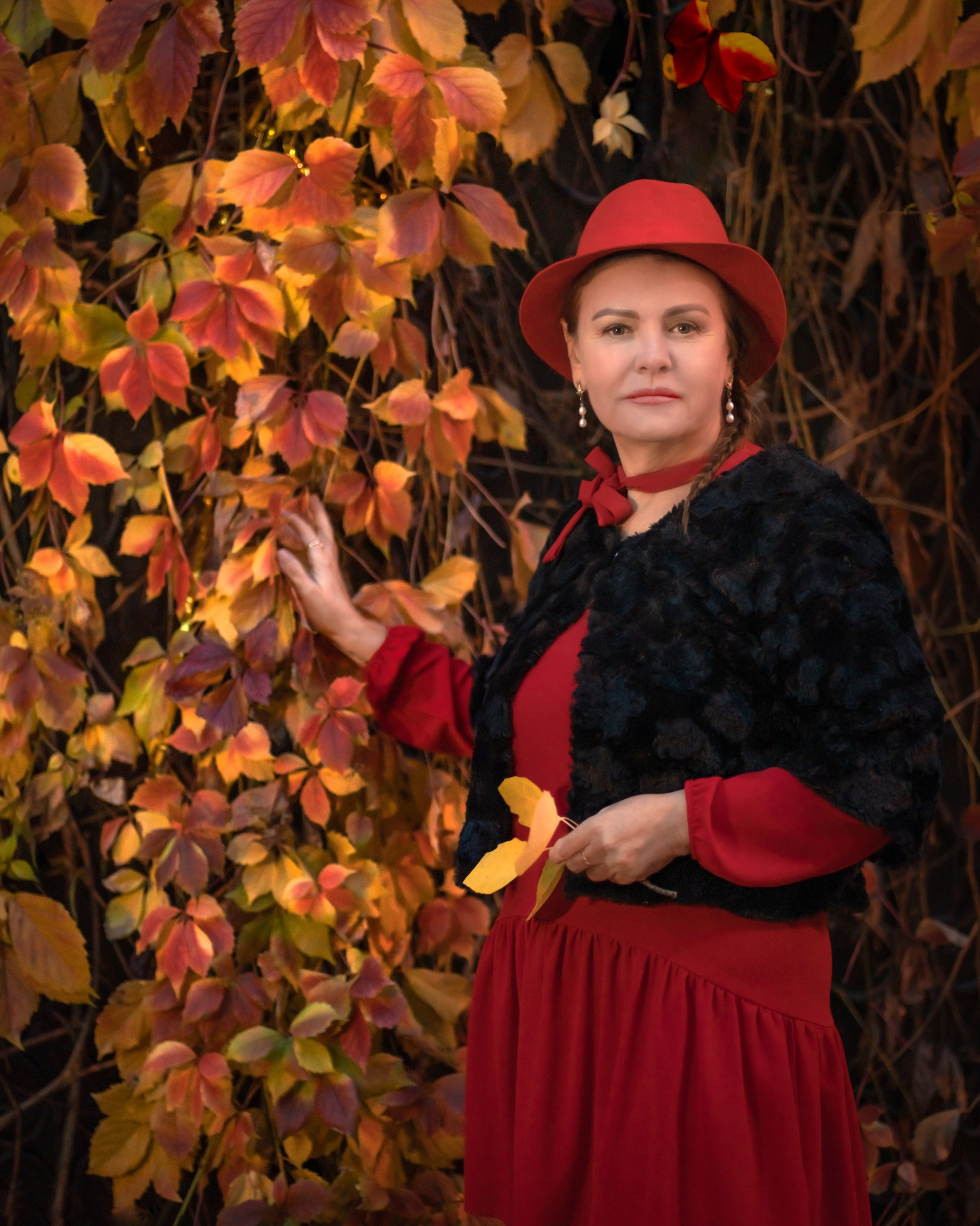 осенняя фотосессия тюмень красная шляпа портрет писательница мила романова фотограф светлана корнелюк