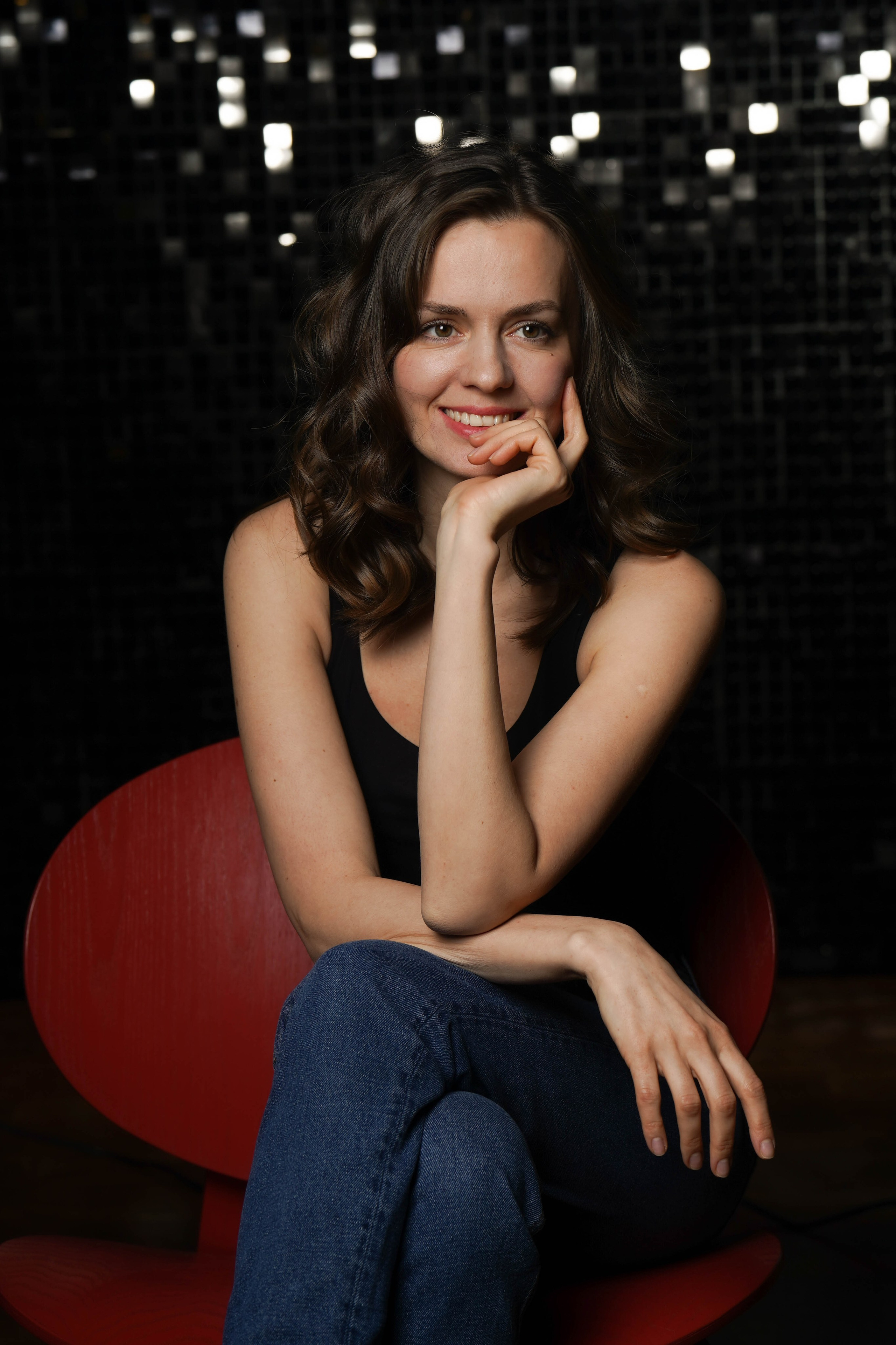 Девушка на фоне блестящей стены. Фотограф Анна Калинцева