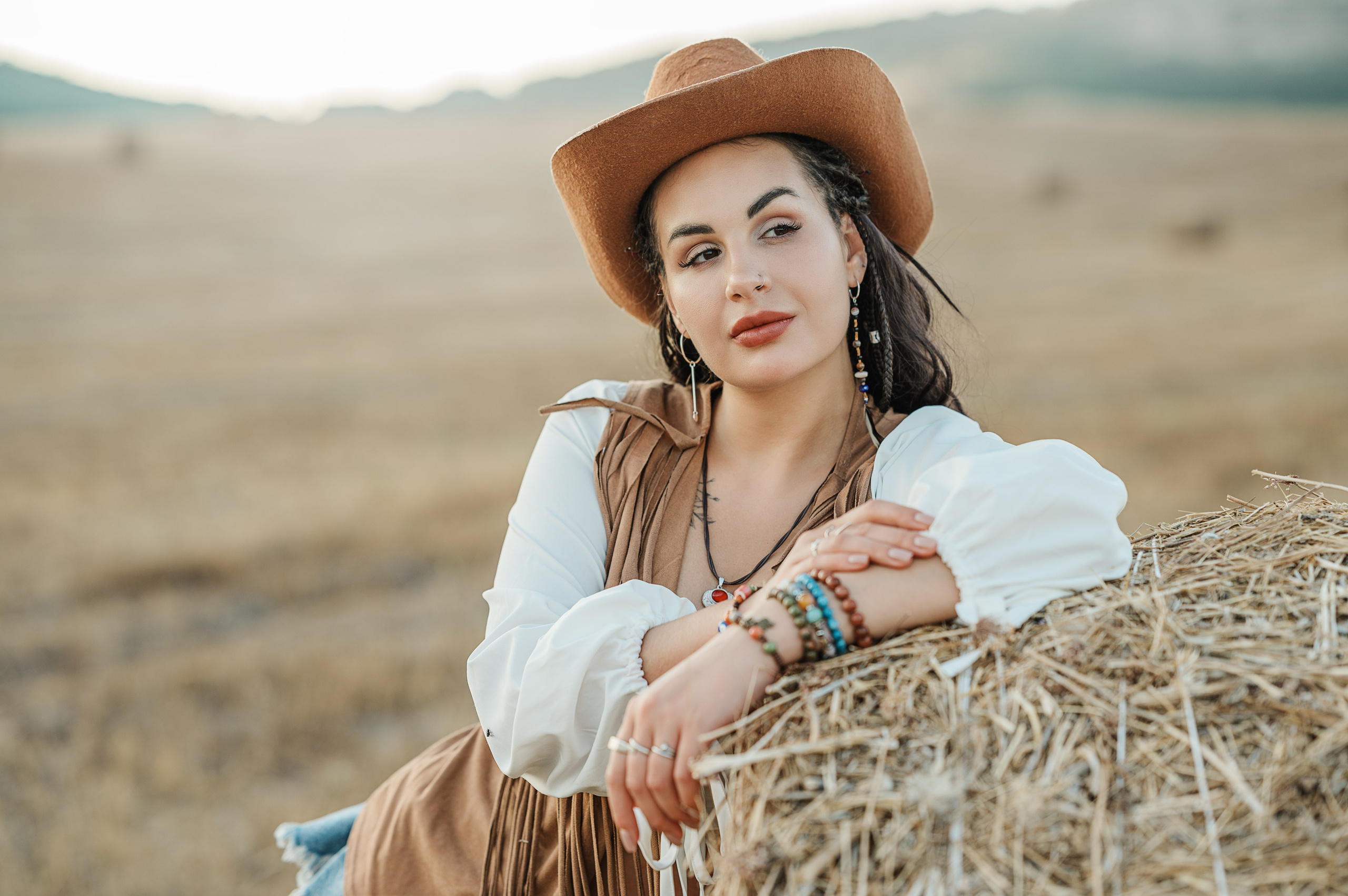 Фотосессия в стиле кантри на закате в стогах сена. Идеи для фотосессии в Крыму. Фотограф в Симферополе и по Крыму Ольга Топоривская. Лучшие места для фотосессий в Крыму.