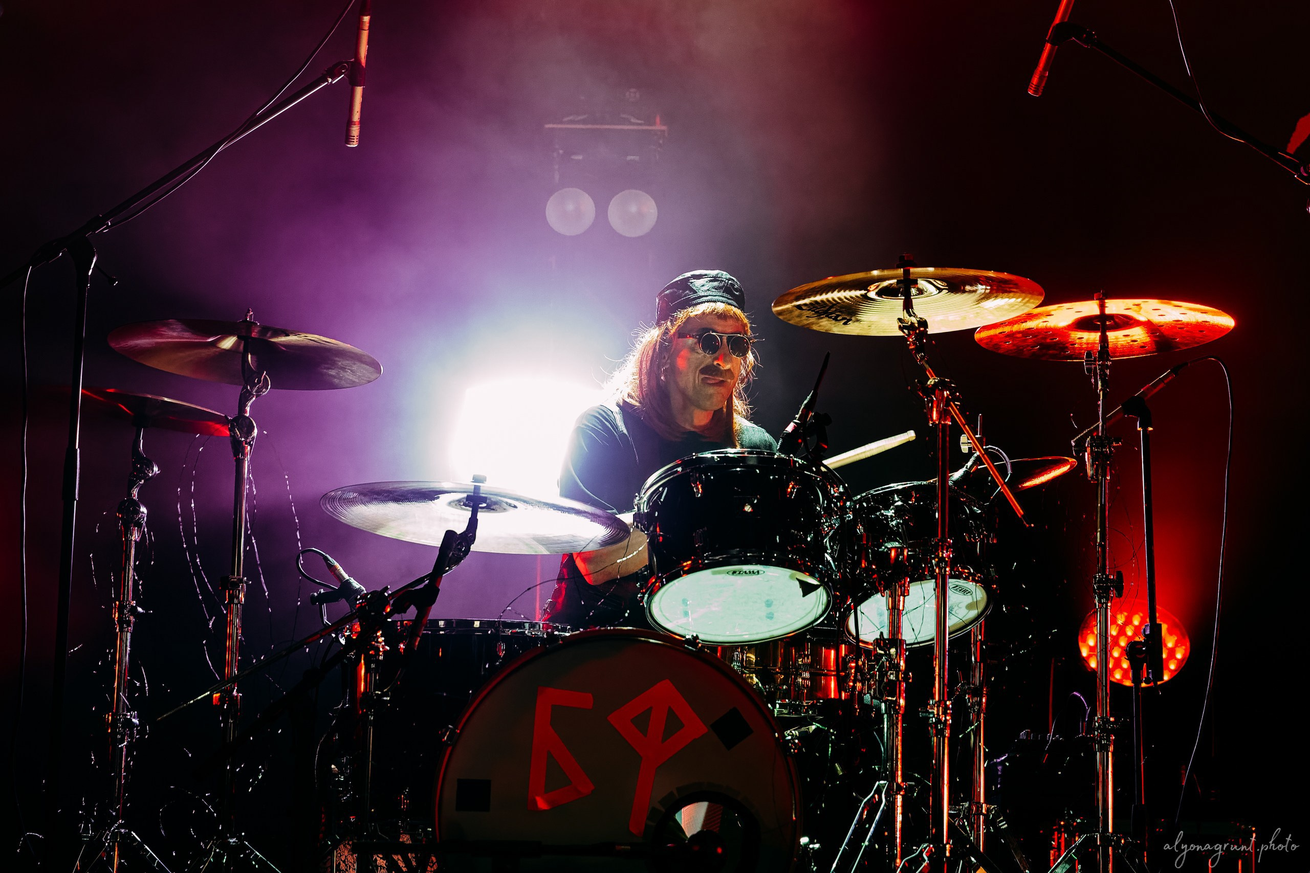 Багровый Фантомас, фоторепортаж, СПб, BASE, 14.12.2025. Алена Адрианова: фотограф в Санкт-Петербурге