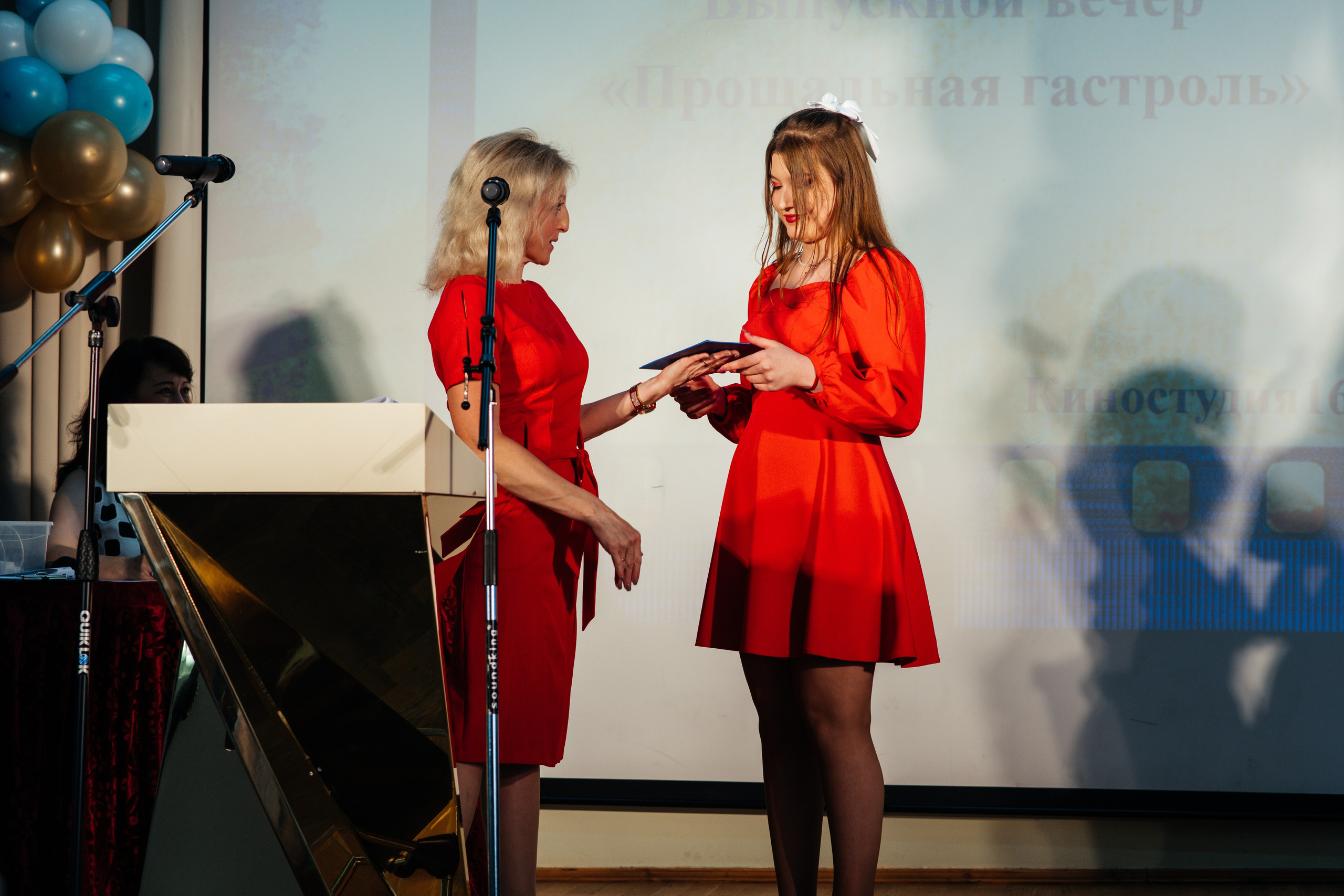 Вручение аттестатов. Выпускные альбомы в Подольске Москве и МО