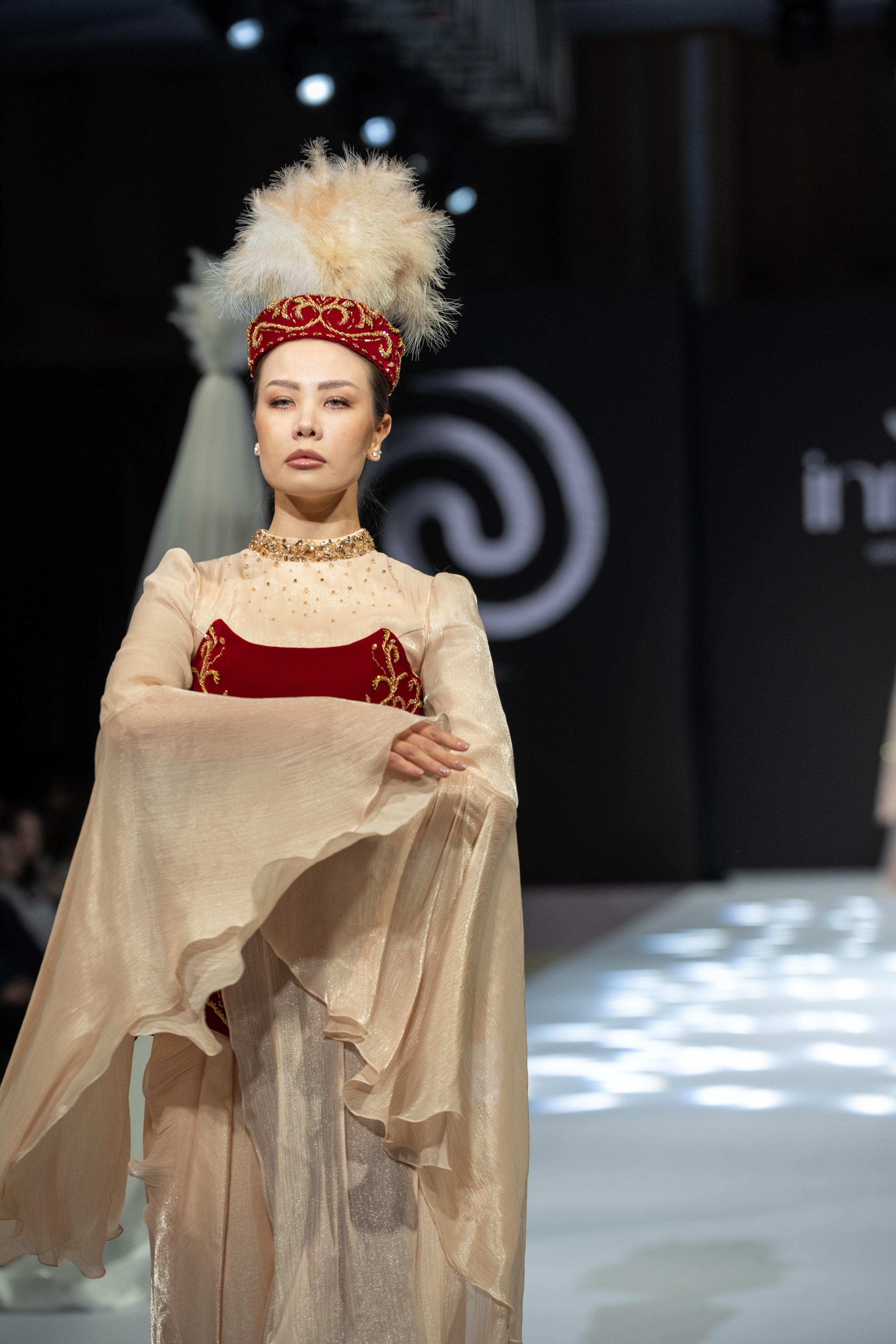 EURASIAN FASHION WEEK Innes. Сайт Алматинского НЮ АРТ, будуар и фэшн фотографа Дениса Карпенко