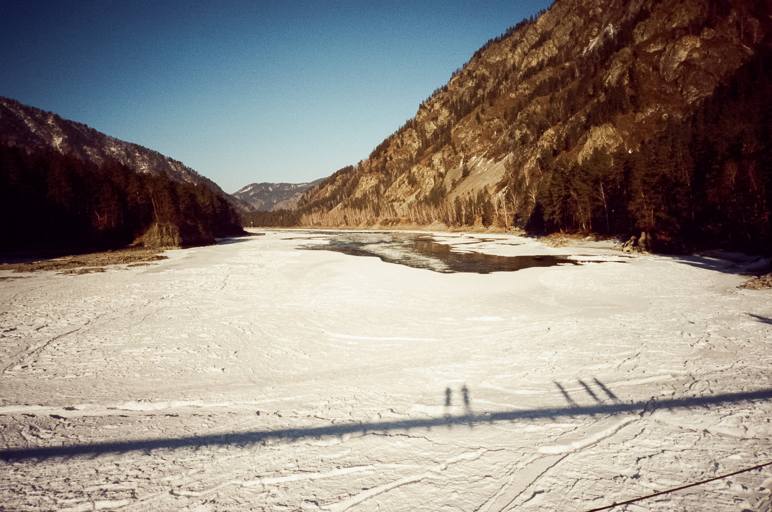 Подвесной мост Царская охота и база Белые скалы. Ледяная Катунь на сол. Фотограф-документалист Мария Осокина