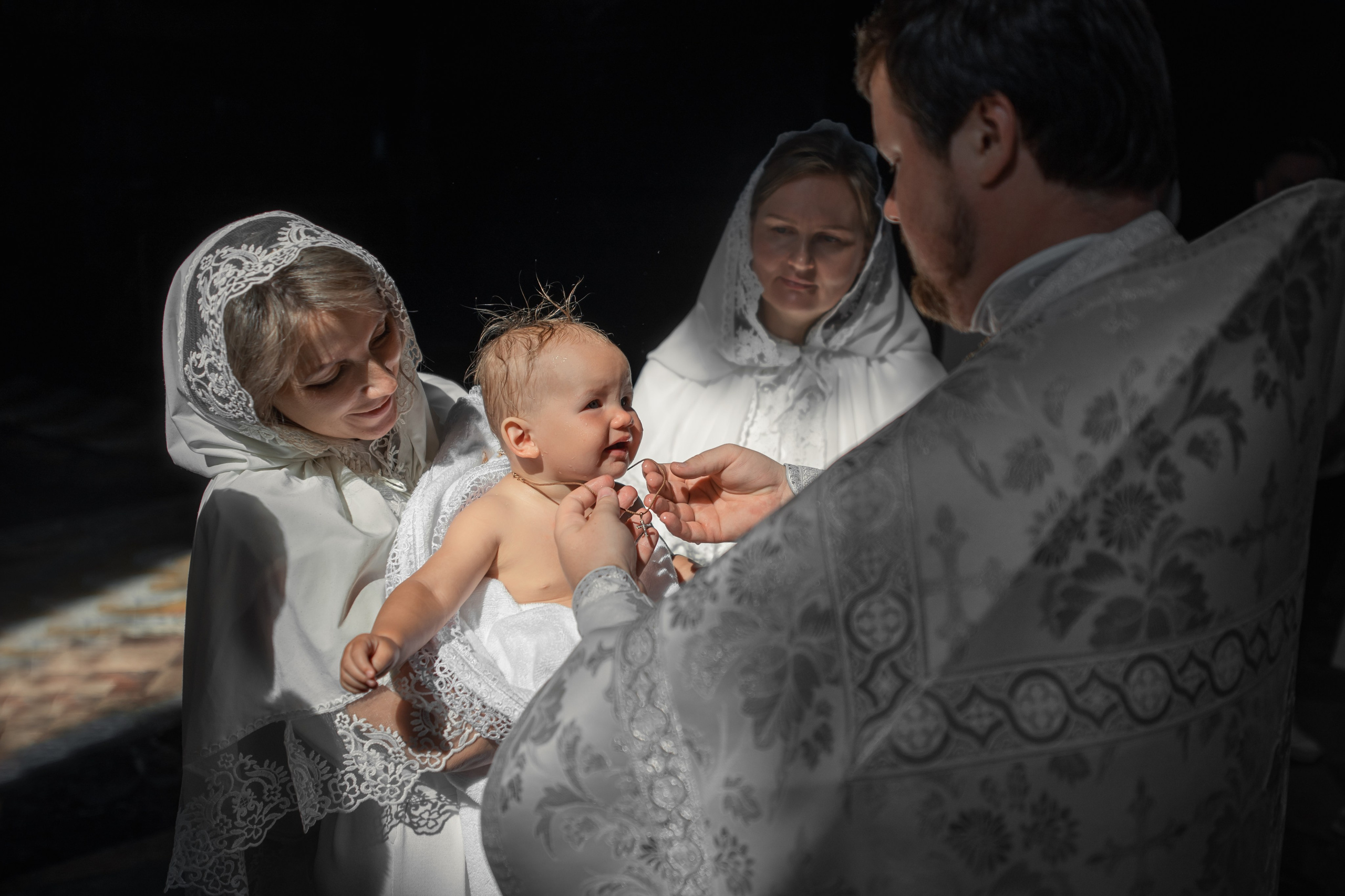 Таинство Крещения в Спасе на Крови. Фотограф на крещение и венчание, семейный фотограф в Санкт-Петербурге