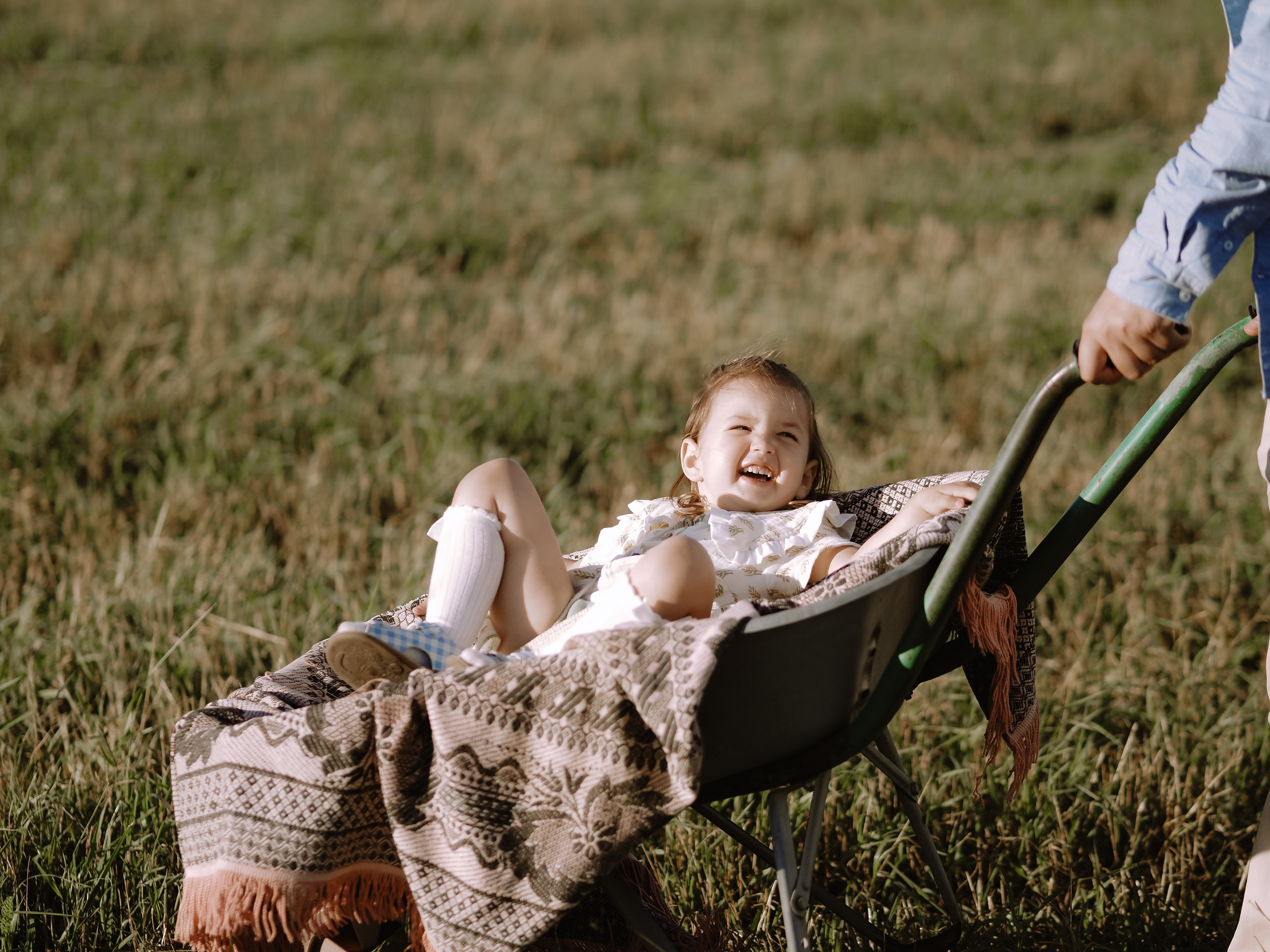 Гоняться по полю на тачке с мамой и папой. Обижаться. Смеяться. Фотограф Рязань. Семейный Свадебный фотограф