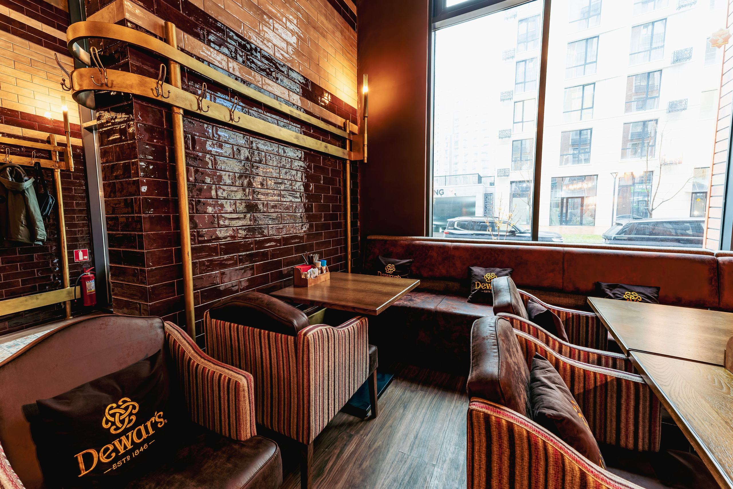 Алматы, Fuller's 4you — камерный паб в верхней части города, апрель 2025. Интерьерный фотограф Алматы