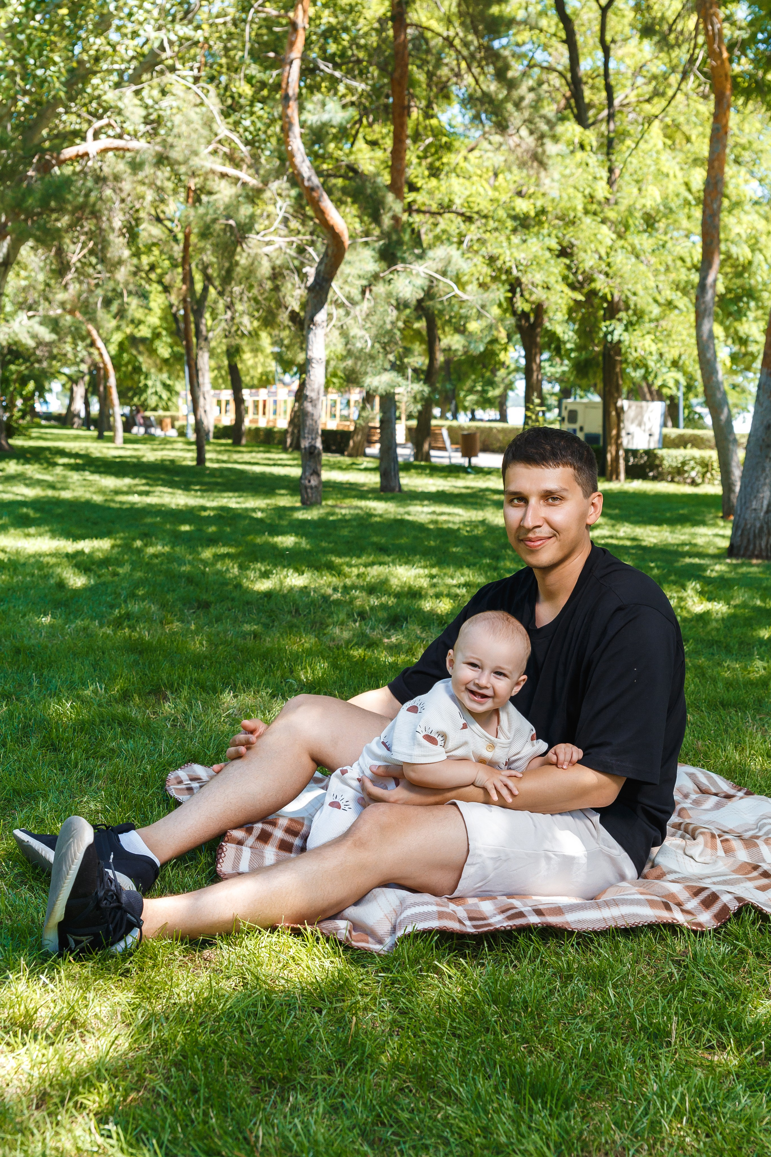Марку 1 год и он проводит время с родителями в парке. Событийный фотограф Максим Бескоровайновнов