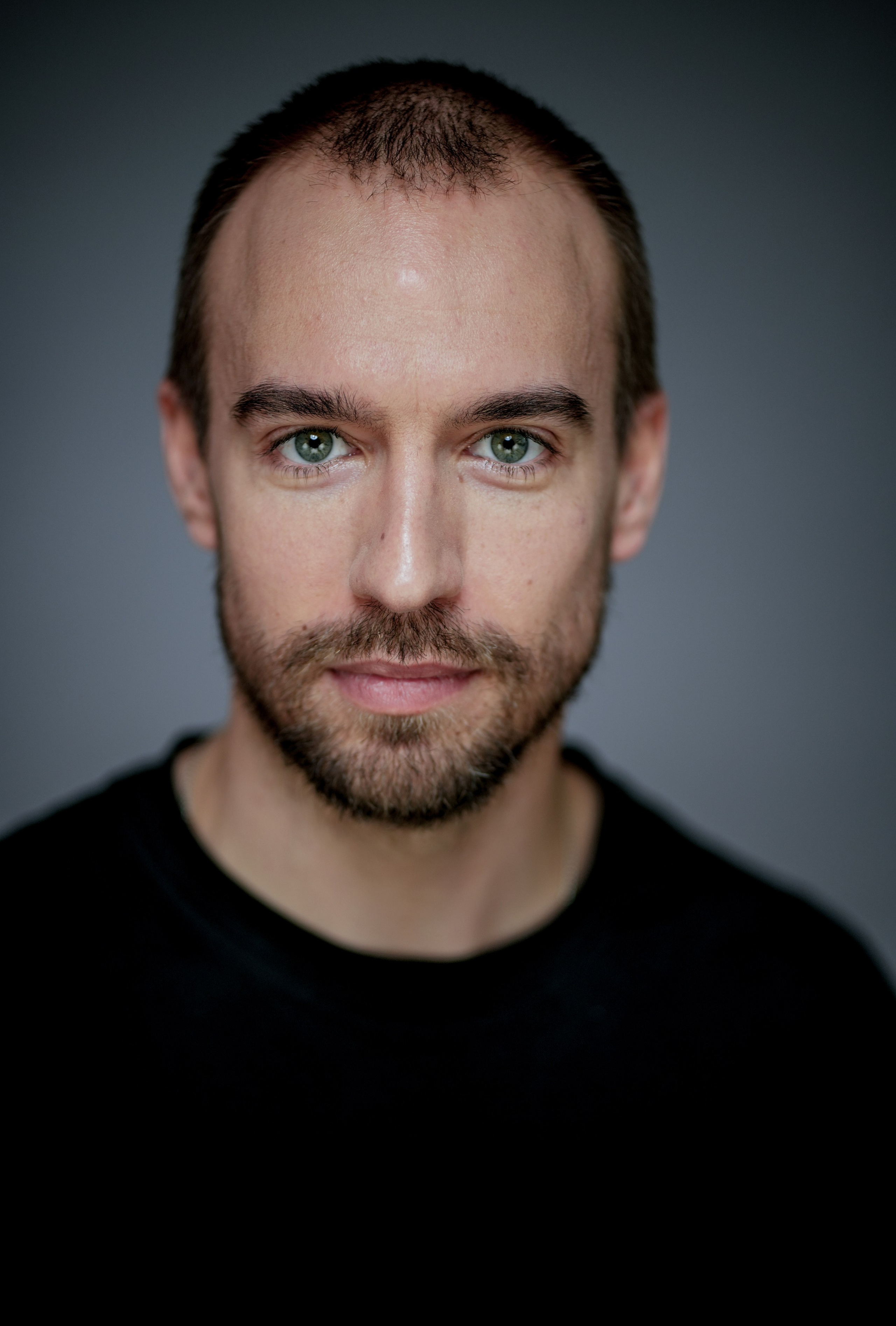 Актёр Пётр Романов. Портретная съемка в Москве, студийный фотограф Игорь Фомин