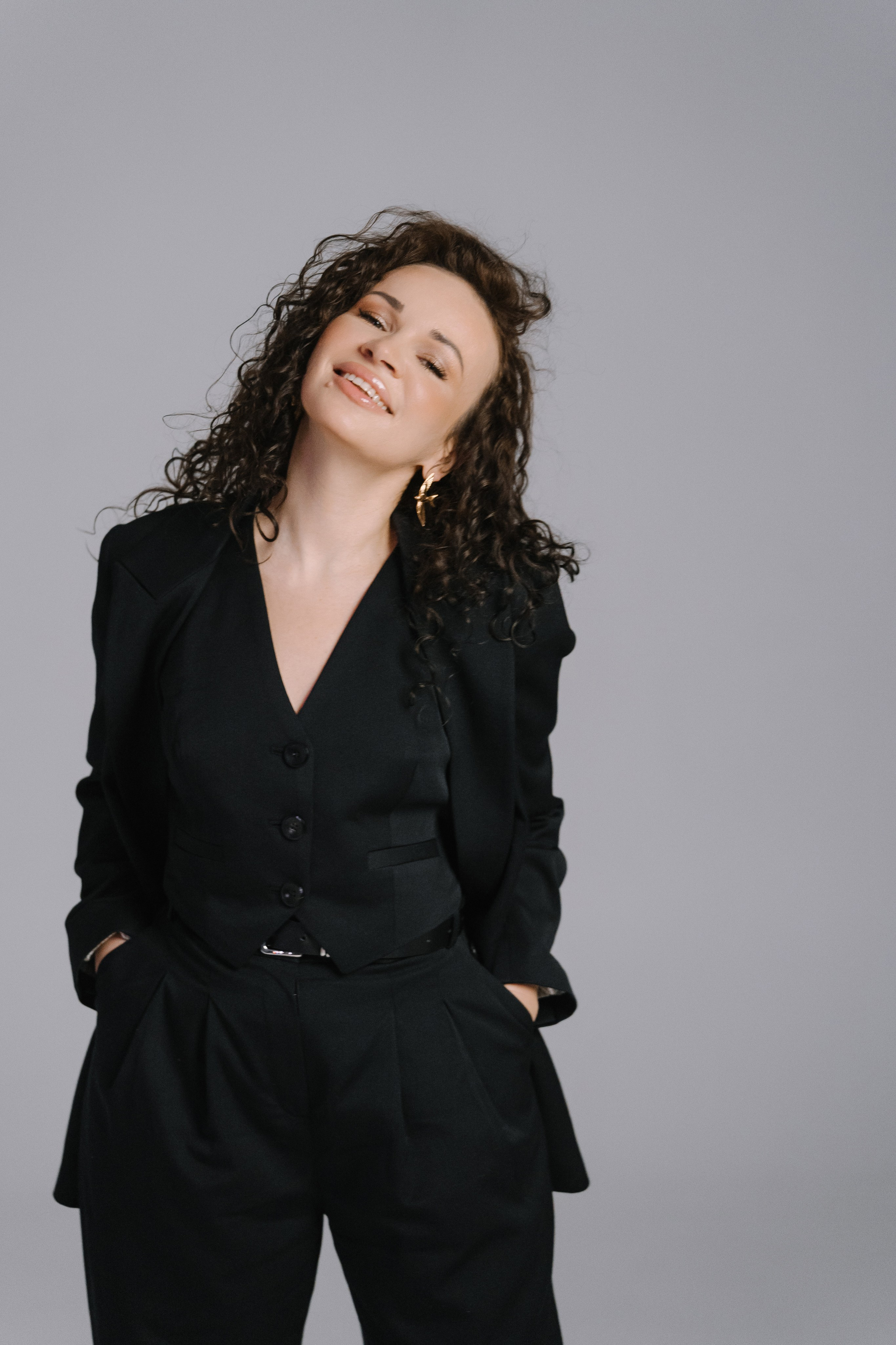 Стильный черный пиджак и брюки на девушке: портфолио модельной съемки в студии Анапы
