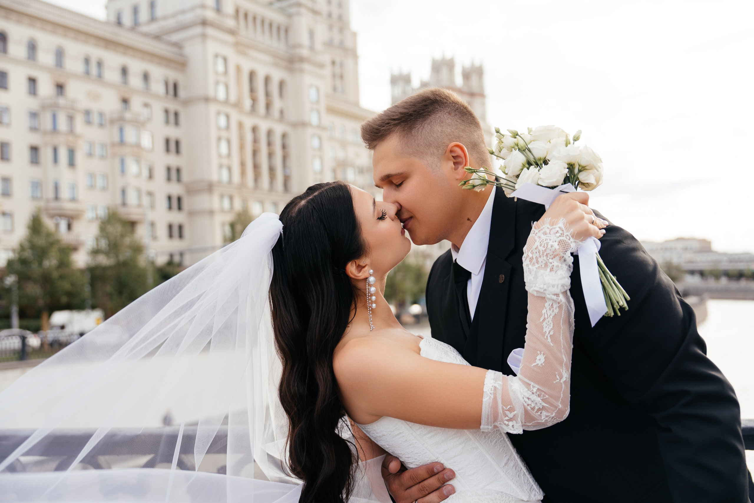 Свадебная фотосессия в Москве у высотки на Котельнической набережной. Свадебный фотограф в Москве Анна Полушина