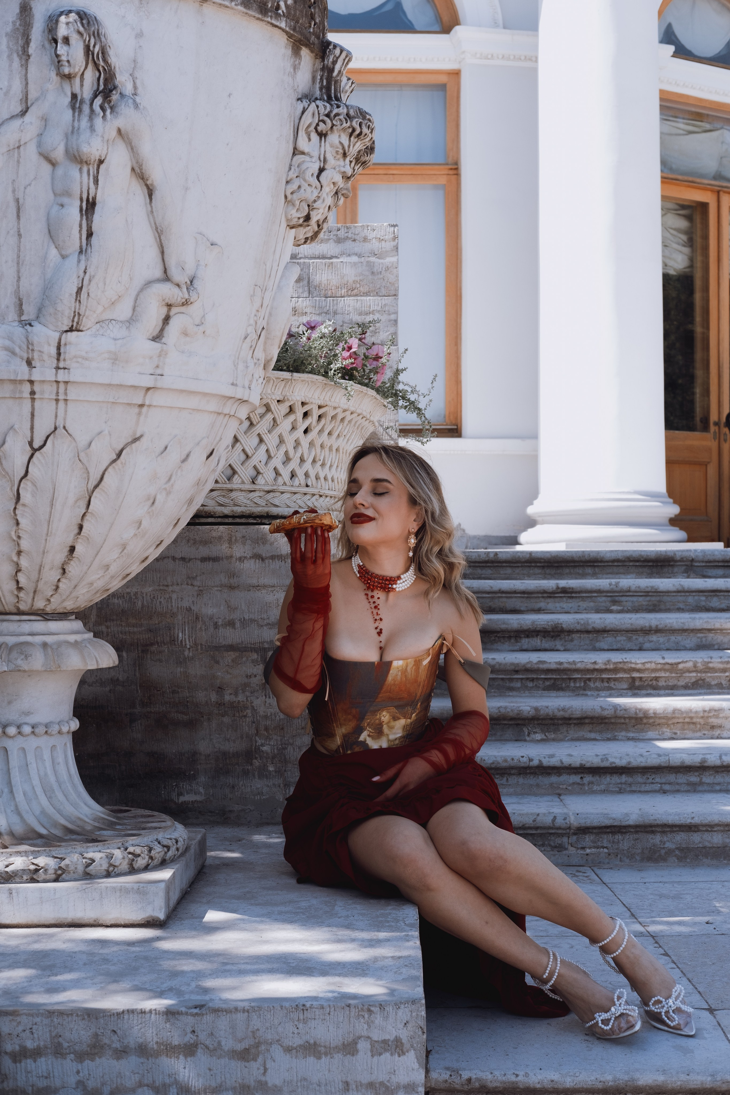 Яркий летний образ и классическая архитектура в кадре с вензелем с малиной от Буше