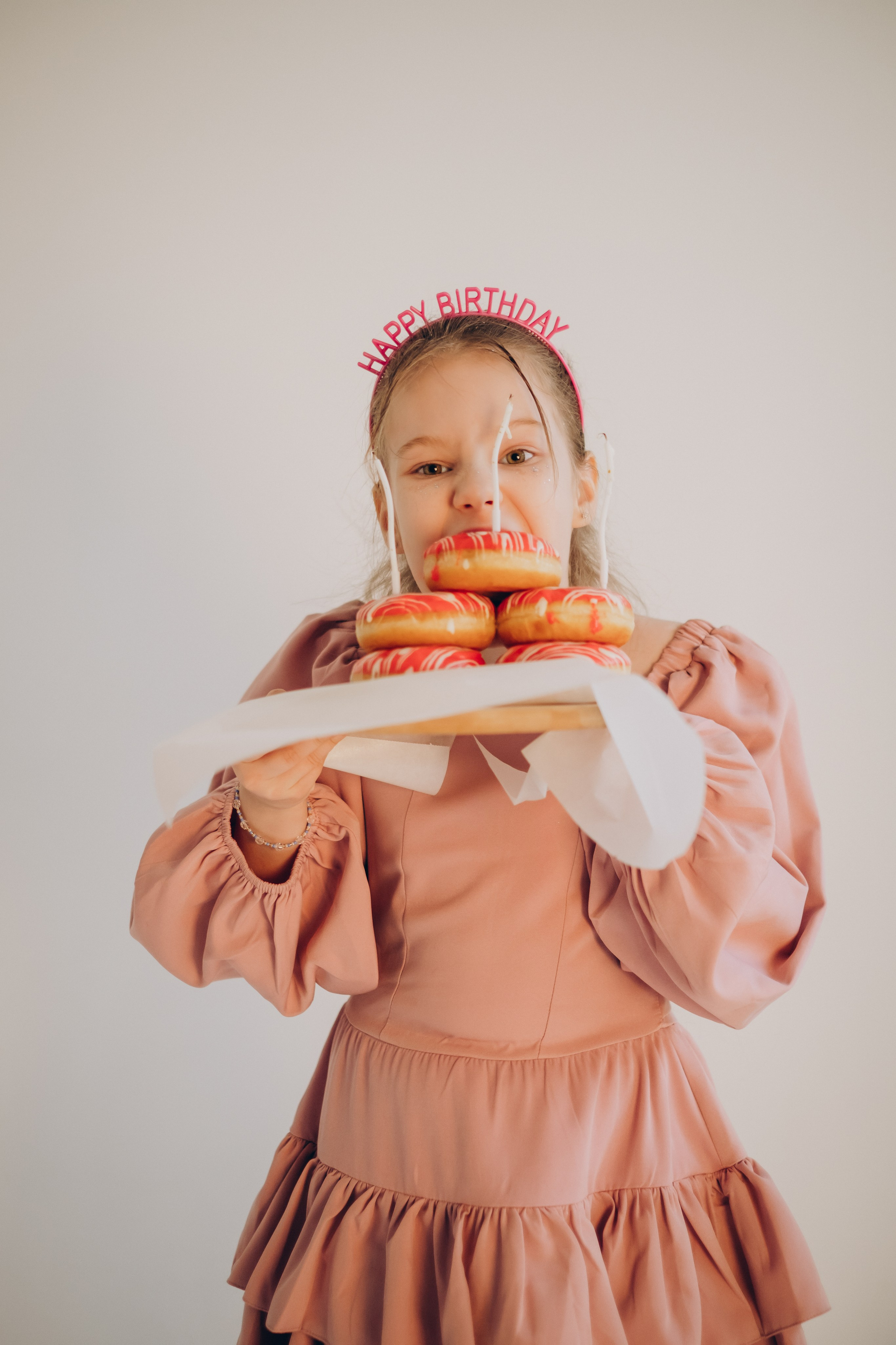 Фотосессия «День рождения» в минималистичной студии. Фотограф Новосибирск Анна Рождественская