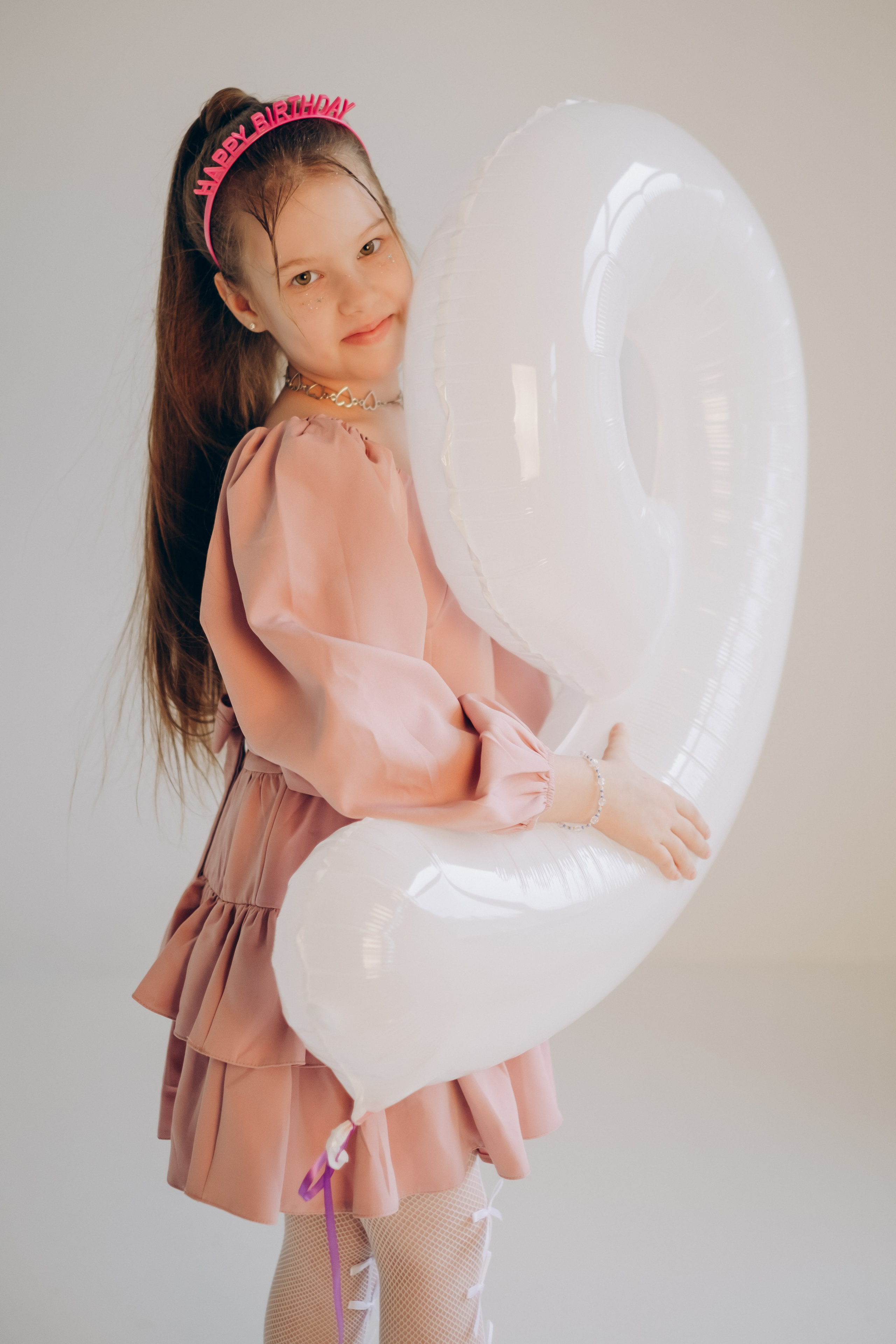Фотосессия «День рождения» в минималистичной студии. Фотограф Новосибирск Анна Рождественская