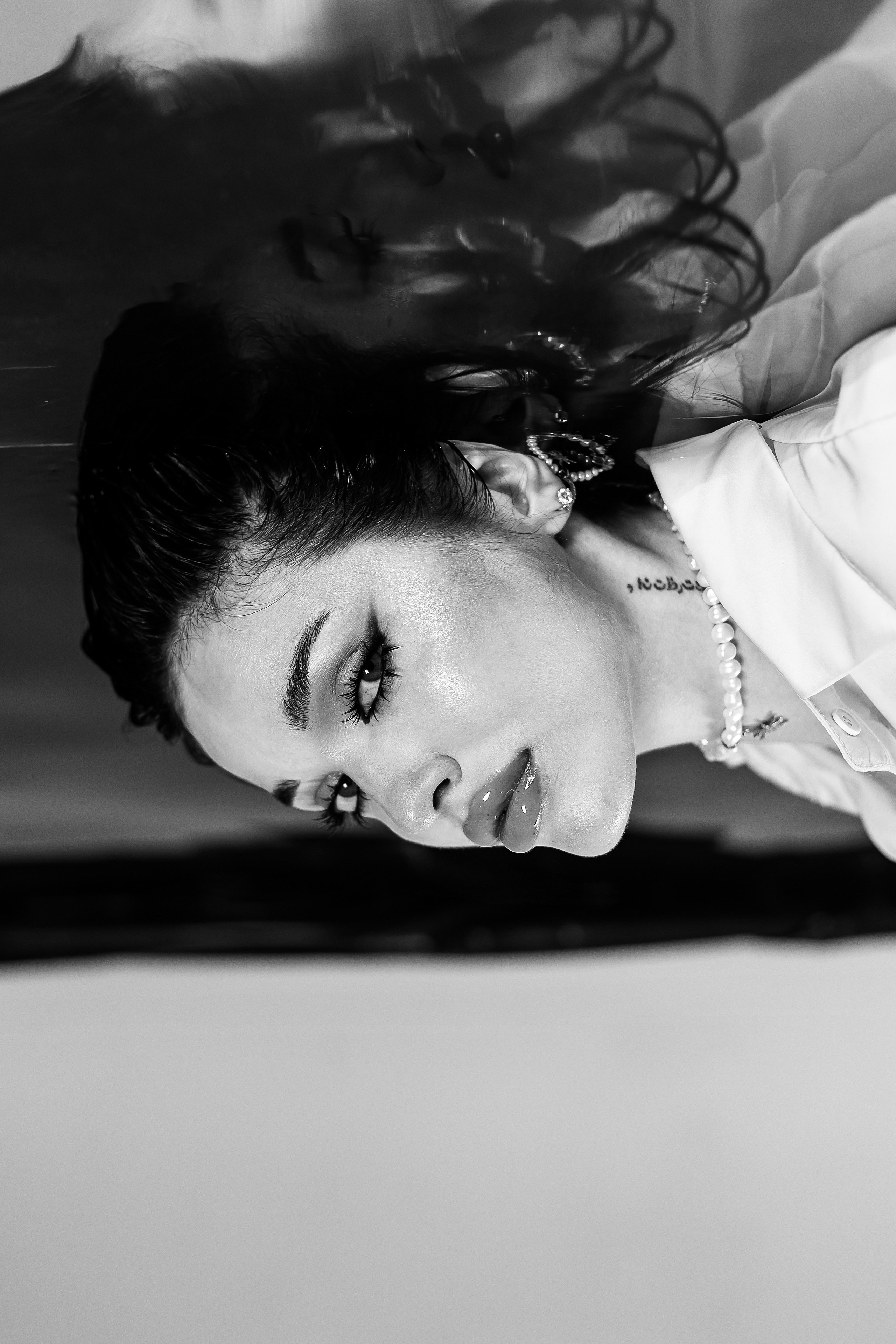 фотосессия в бассейне в фотостудии, сборный бассейн в фотостудии, студийный свет, творческая фотосессия, женский портрет