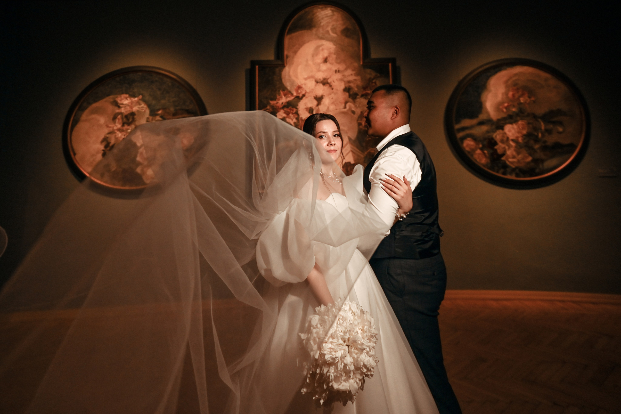 Небольшая свадебная серия в музее и прогулкой под дождем Эльмиры и Ризата. Свадебный, семейный, детский, контент фотограф в Омске Максим Ильин