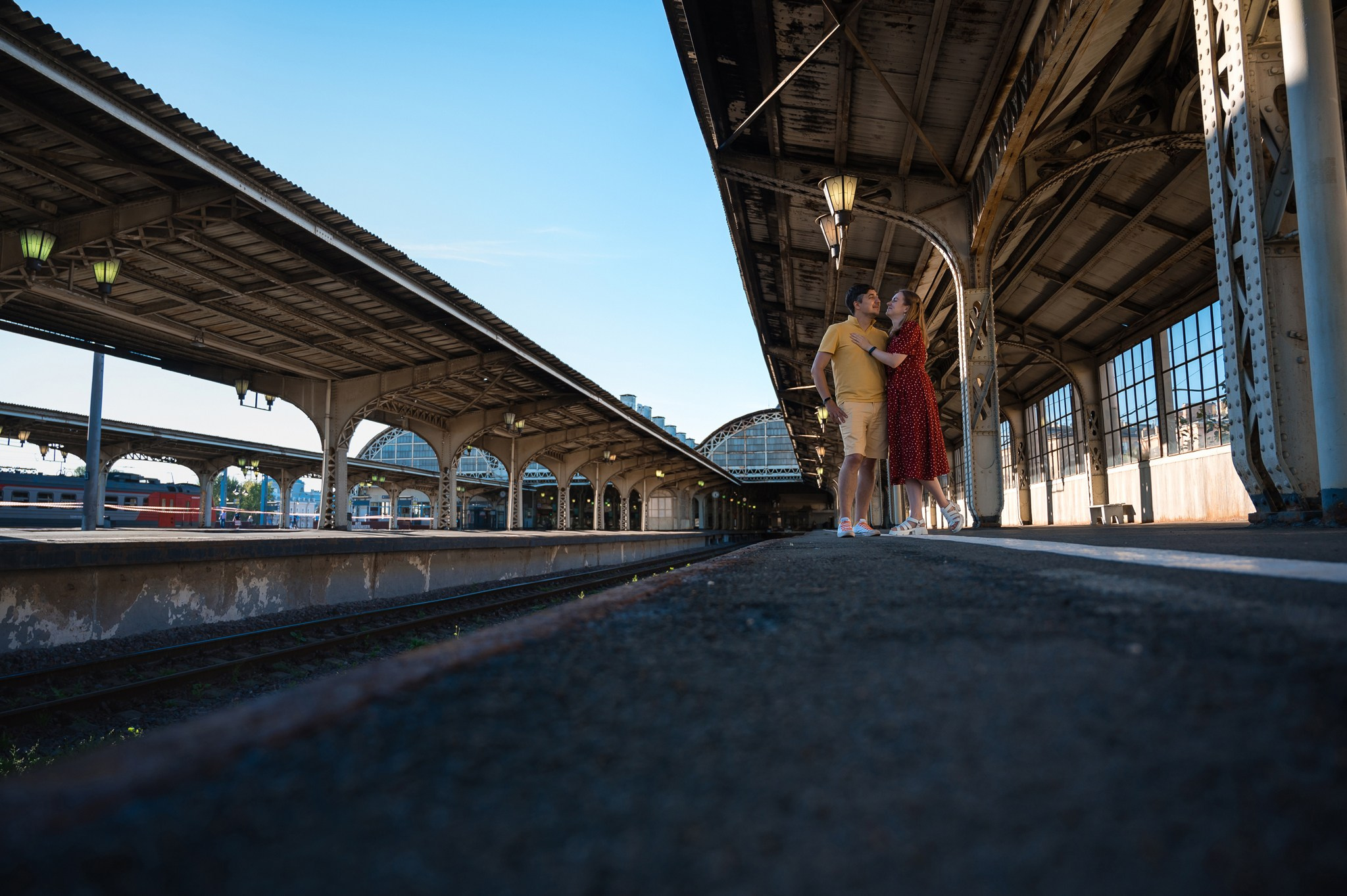 Пара на Витебском вокзале. Свадебный и семейный фотограф из Санкт-Петербурга Климов Анатолий