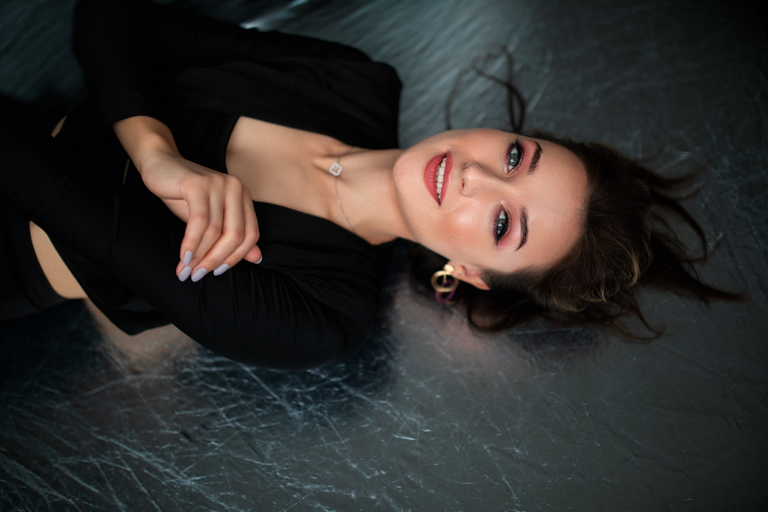 Студийный фотосет с Анастасией в минимальном интерьере в формате для «себя»