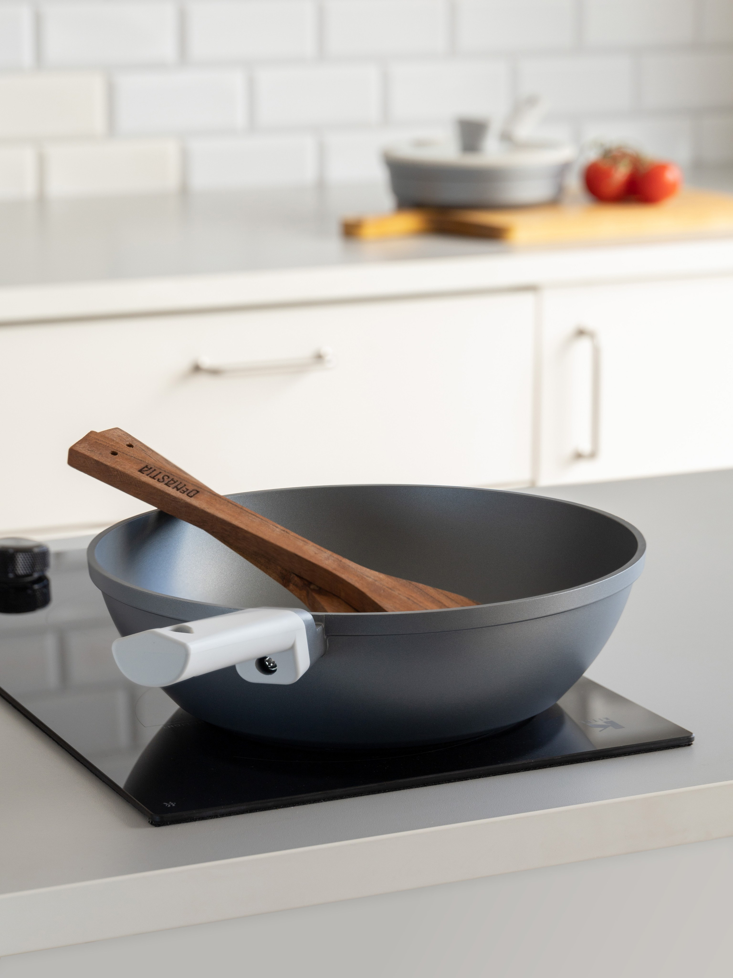 Сковорода на кухонной плите в интерьере | Фото для карточки Ozon