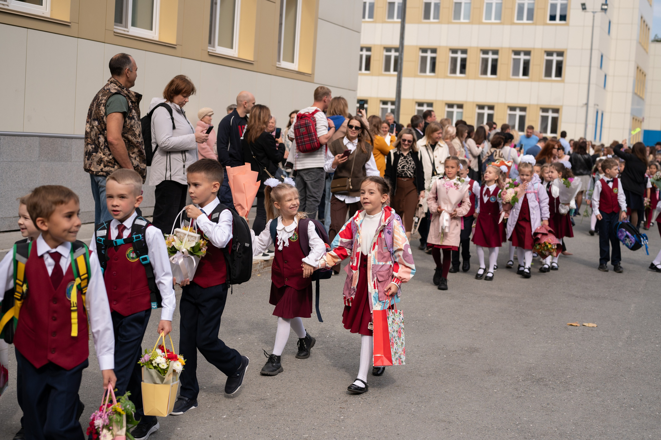 1 сентября 16 гимназия 2 класс (линейка + в классе+ на улице). Фотограф новорожденных, семейный детский в Тюмени Татьяна Морозова