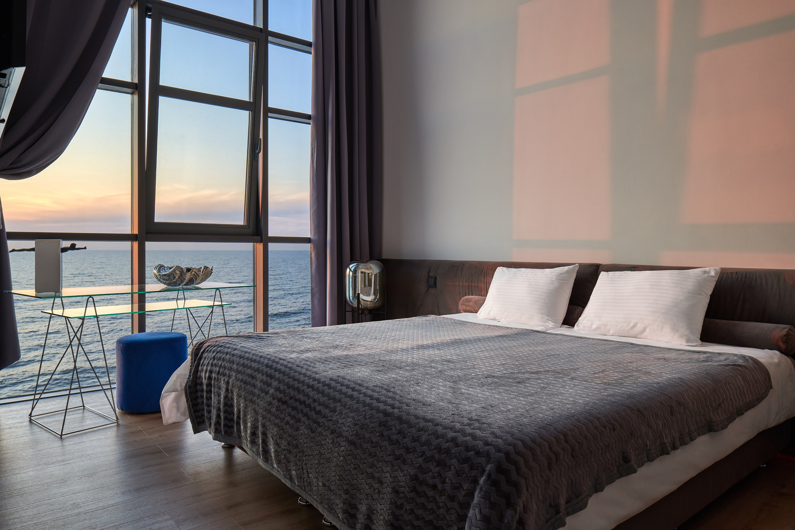 Спальня с видом на море на закате.