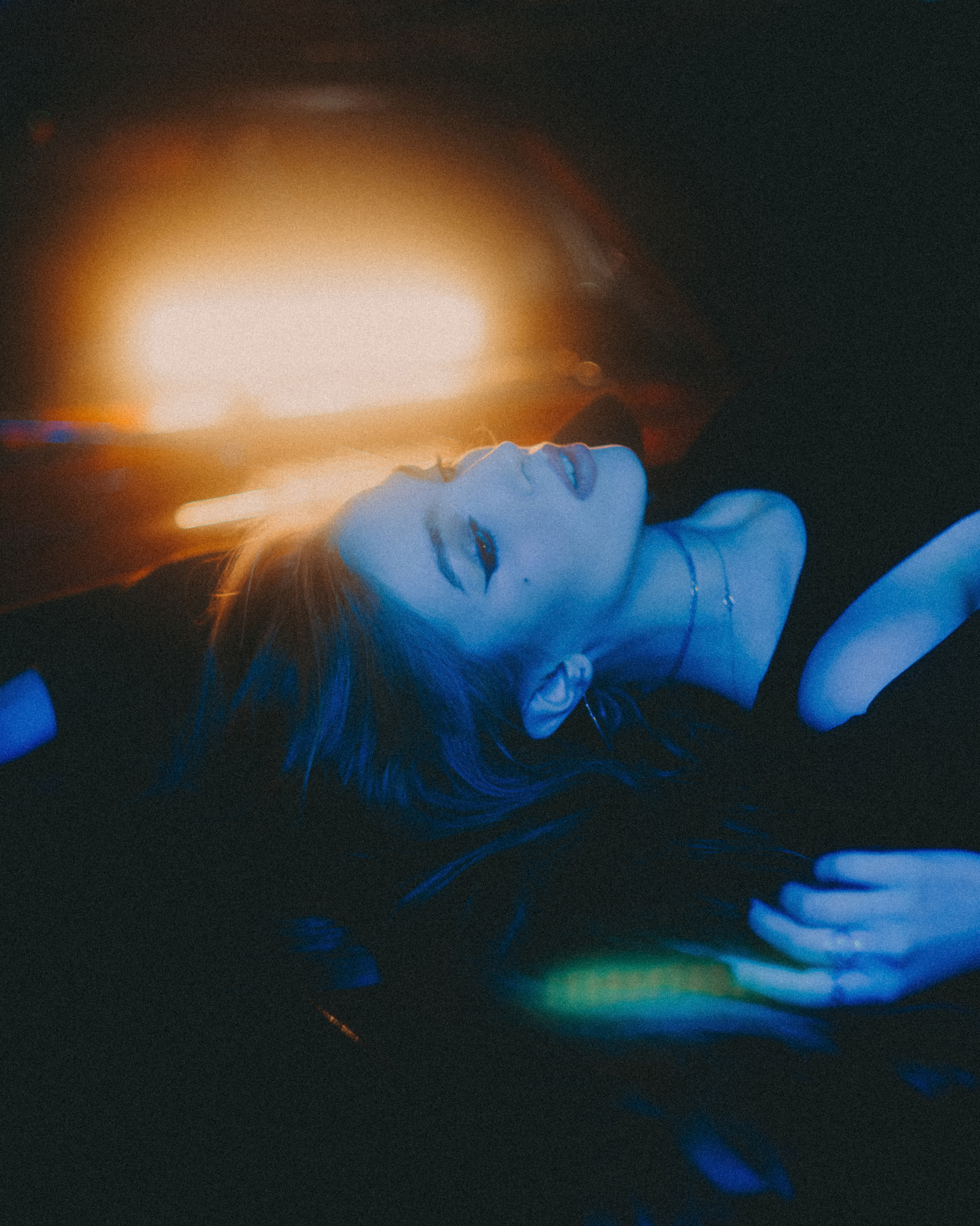 Кинематографичная фотосессия в машине с цветным светом