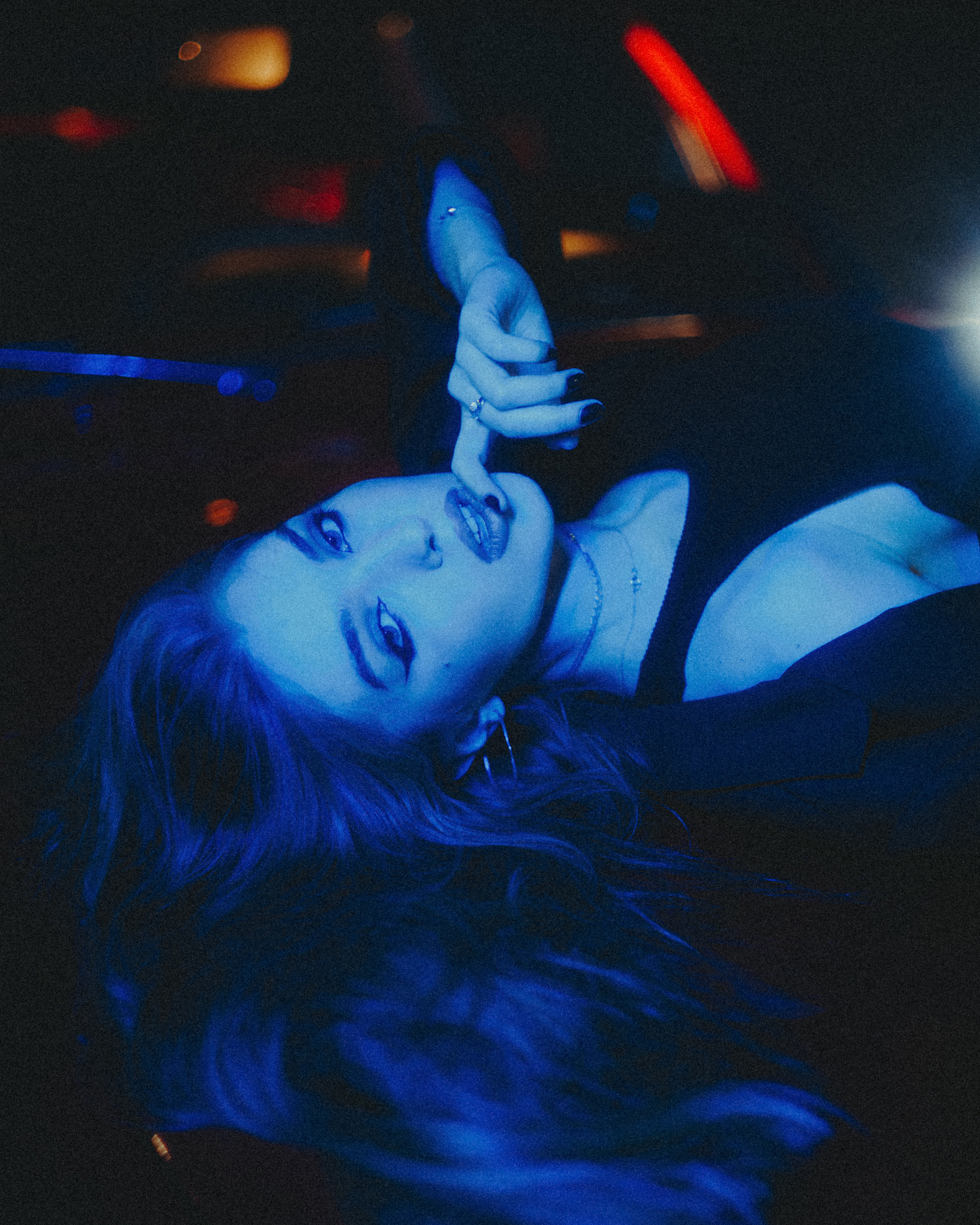 Кинематографичная фотосессия в машине с цветным светом