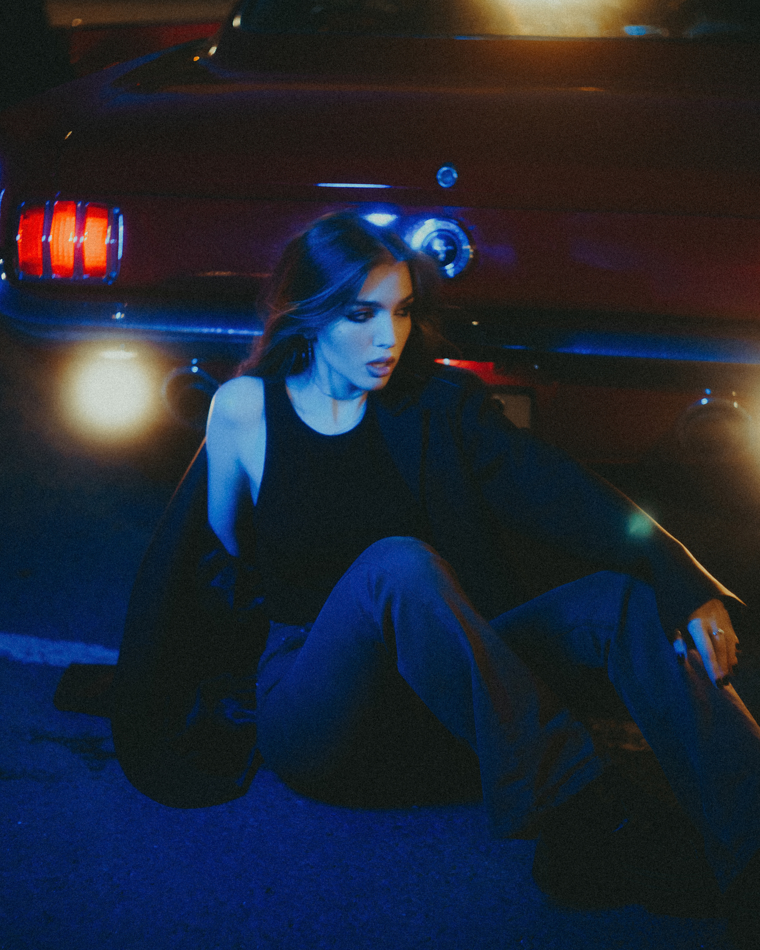 Кинематографичная фотосессия в машине с цветным светом