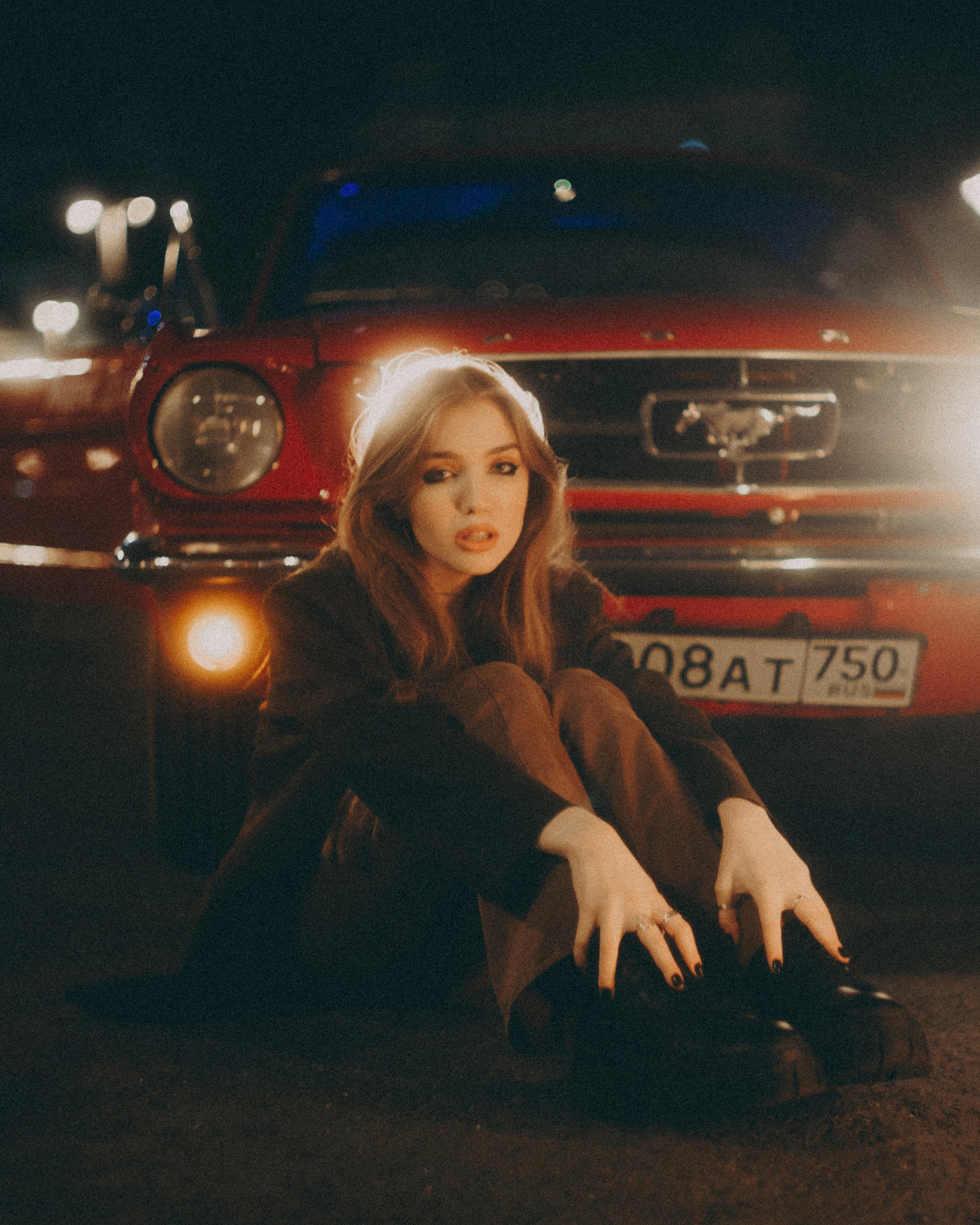 Кинематографичная фотосессия в машине с цветным светом