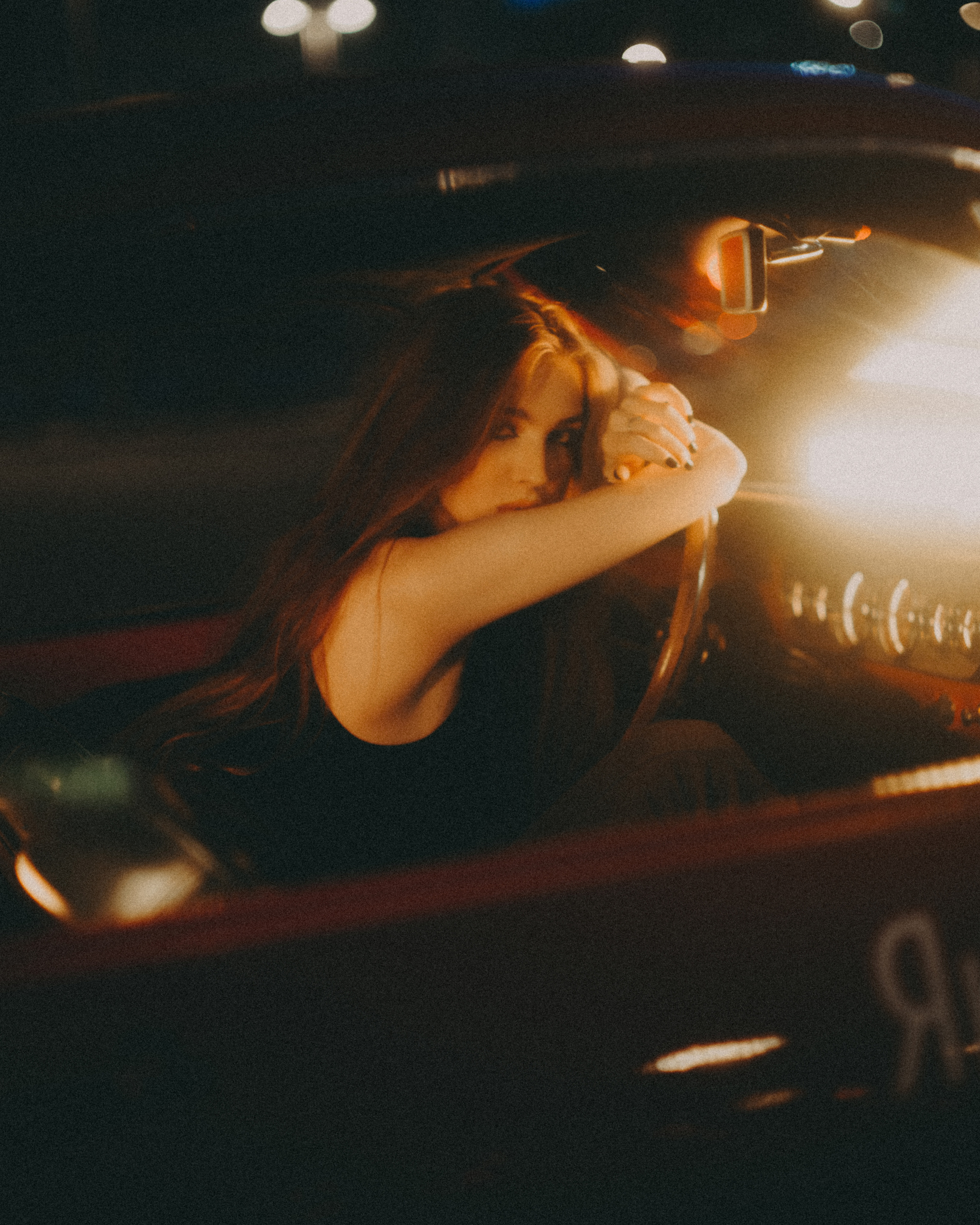 Кинематографичная фотосессия в машине с цветным светом