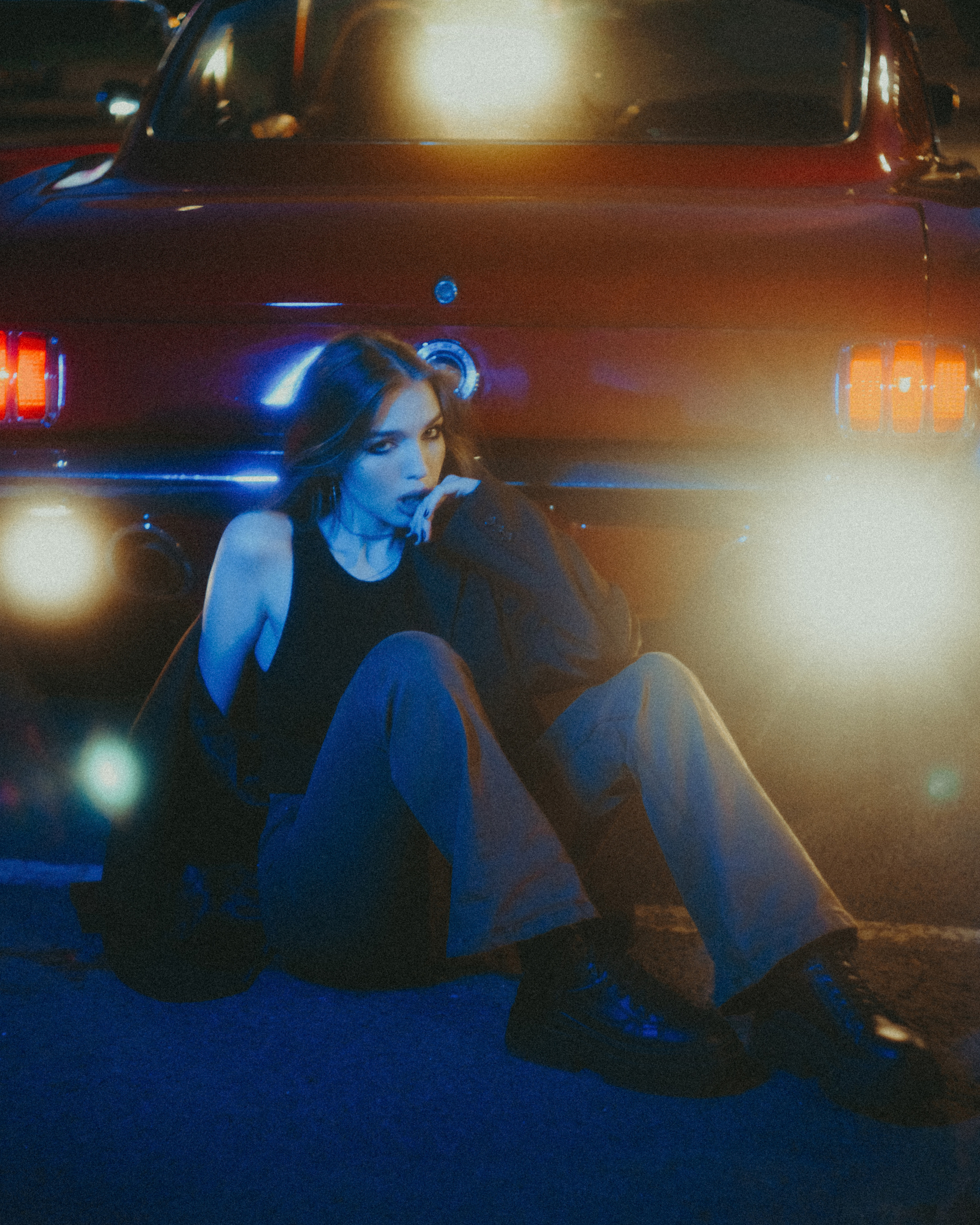 Кинематографичная фотосессия в машине с цветным светом