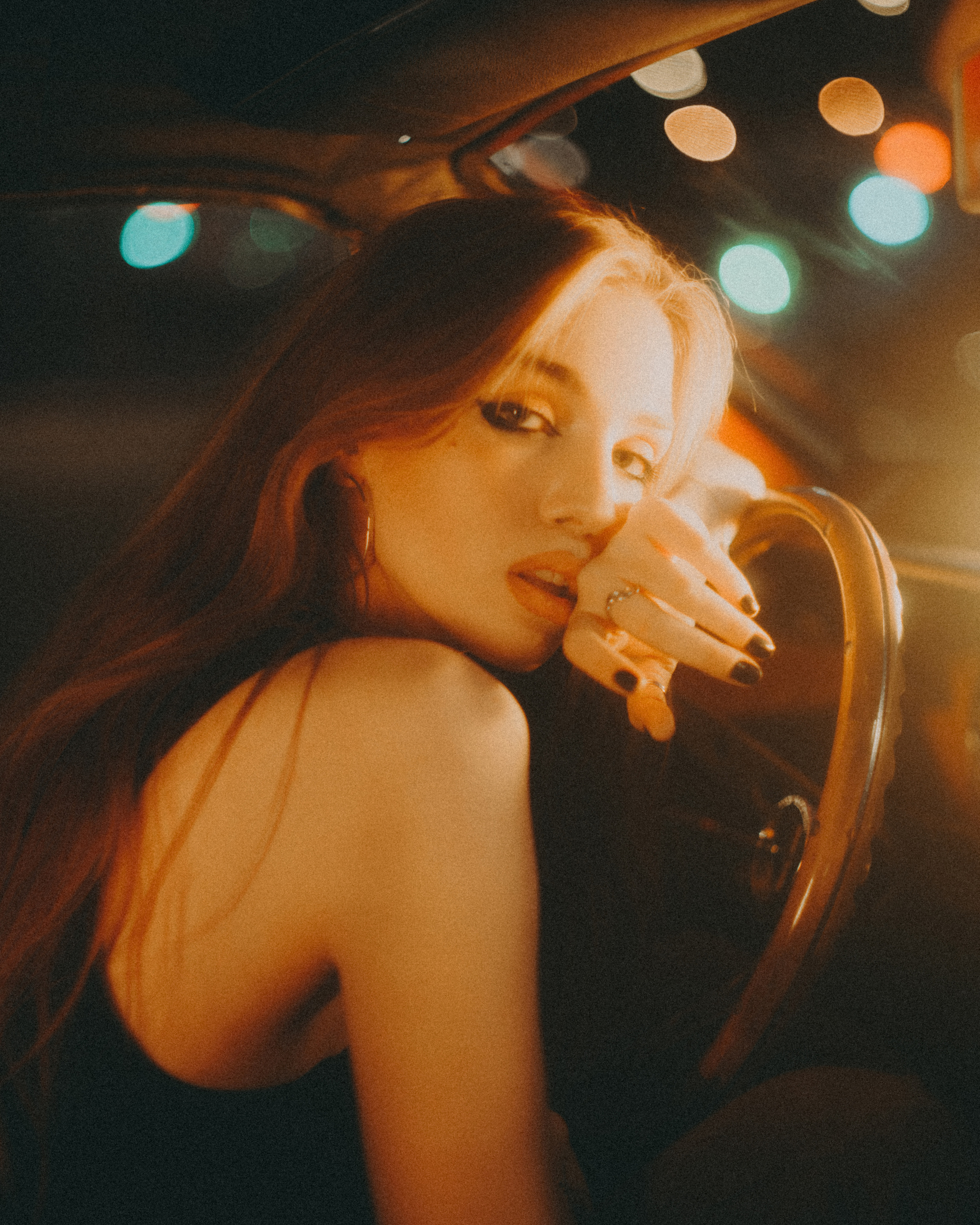 Кинематографичная фотосессия в машине с цветным светом